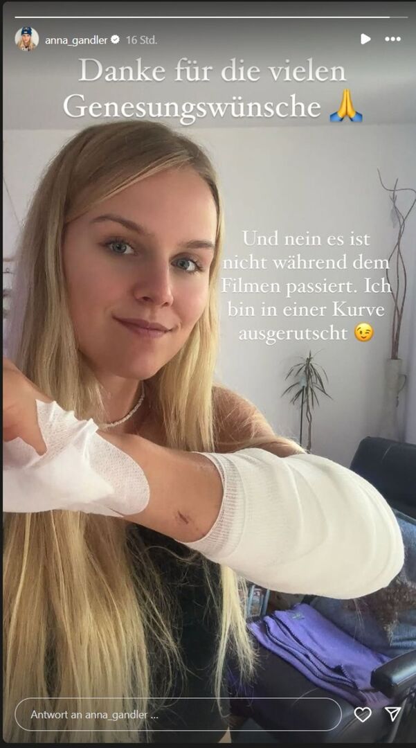 Anna Gandler zeigt ihre verbundene Wunde