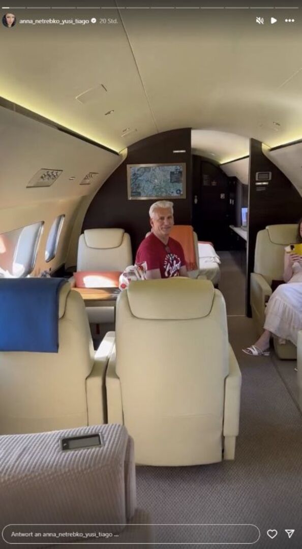 Anna Netrebko und ein Mann fliegen im Privatjet