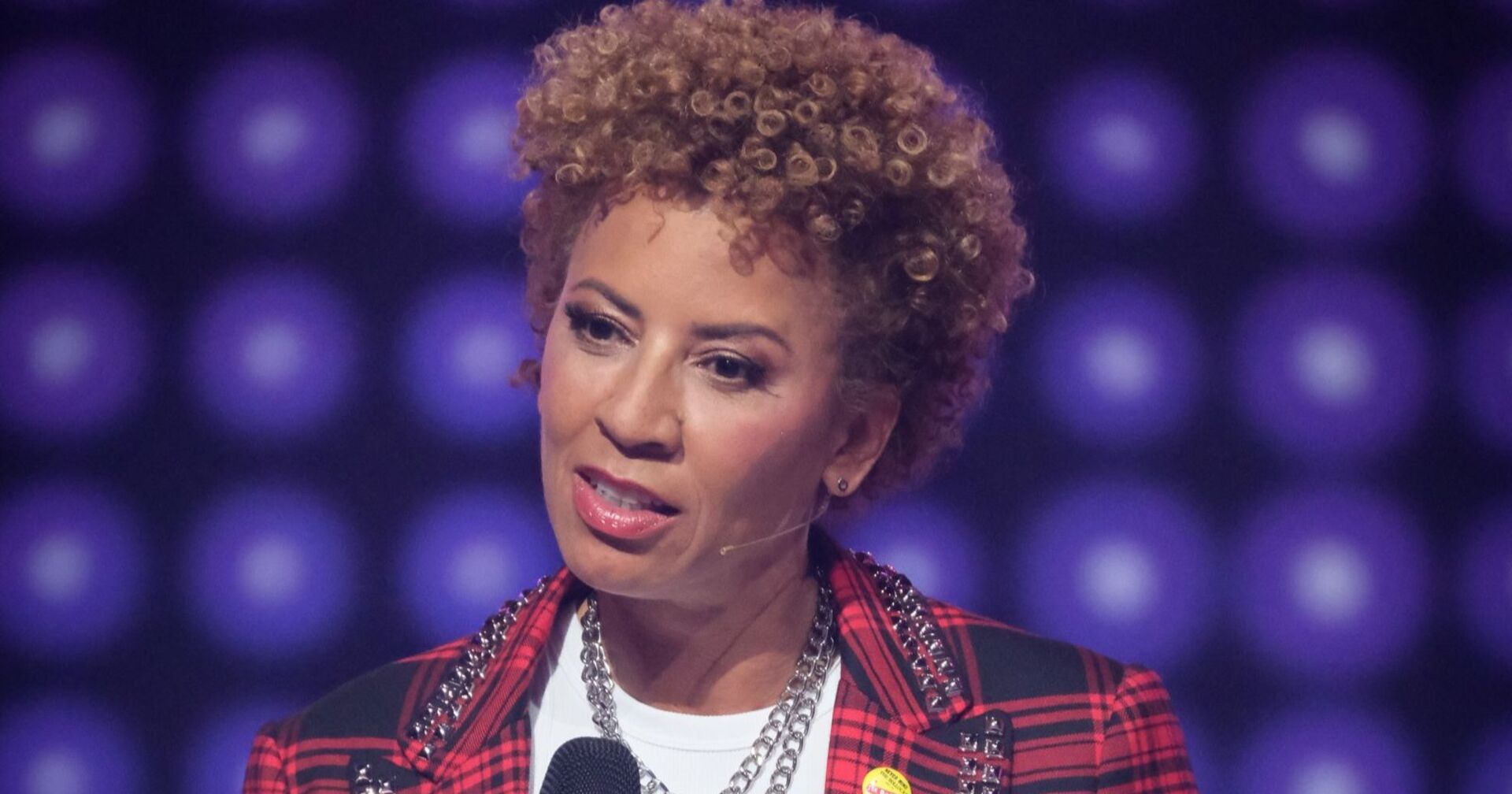 Arabella Kiesbauer mit Mikrophon