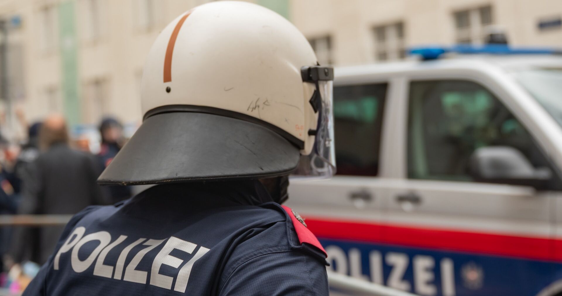 Eine Gruppe von 20 Fußballfans ist am Samstagabend laut Polizei auf einem Autobahnrastplatz auf drei Männer losgegangen.