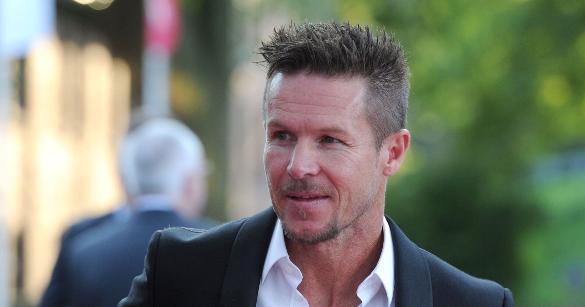 Extremsportler Felix Baumgartner in einem Sakko und Hemd