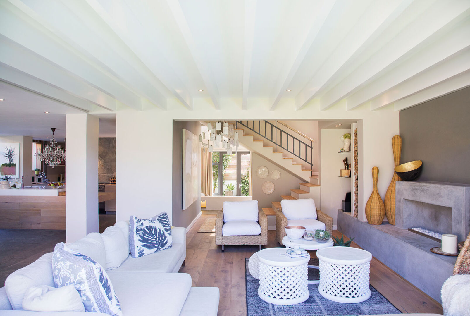 Wohnzimmer im Beach House Style | Credit: iStock.com/Caiaimage/Martin Barraud