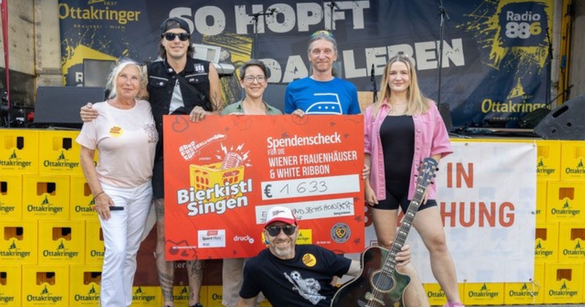 Foto Info: vlnr: Christine Brunhölzl vom Verein Auf Augenhöhe, Marco Pogo, Julia Broz (GF Wiener Frauenhäuser), Romeo Bissuti (Obmann White Ribbon Österreich), Billie Steirisch, Roman Gregory)