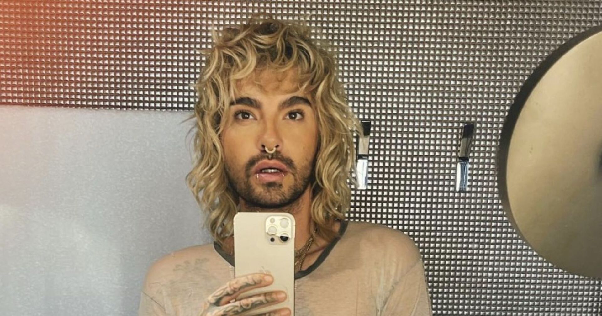 Bill Kaulitz mit einem IPhone in der Hand