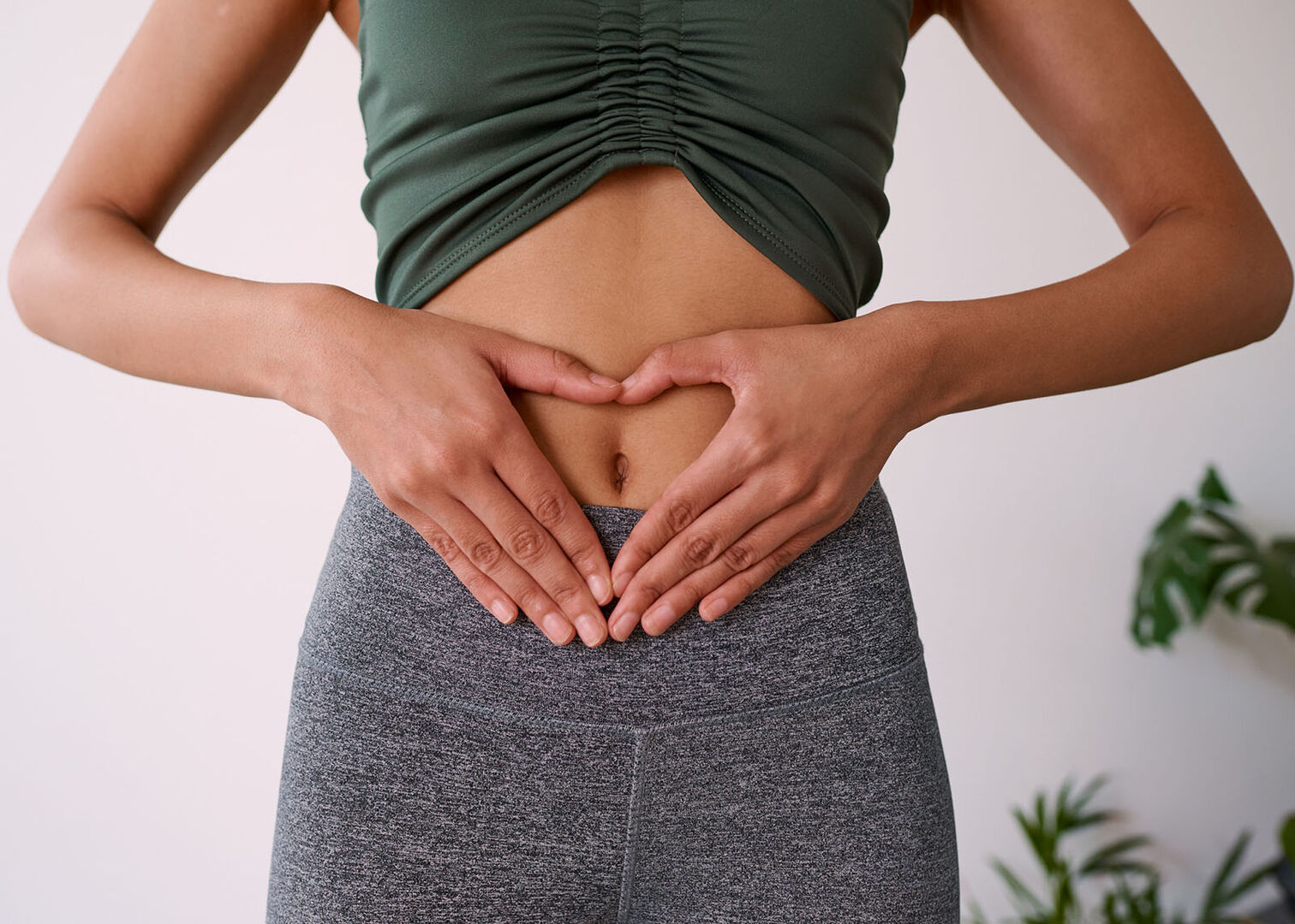 Frau hält Hände über ihren Bauch | Credit: iStock.com/Meeko Media