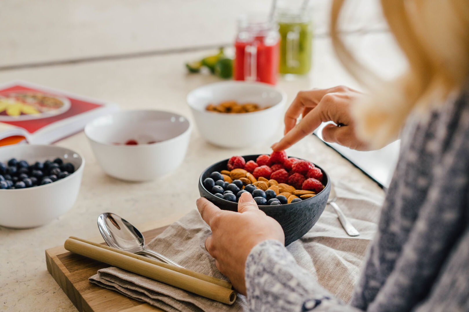 Frau isst Nüsse und Beeren | Credit: iStock.com/Thomas Schmid