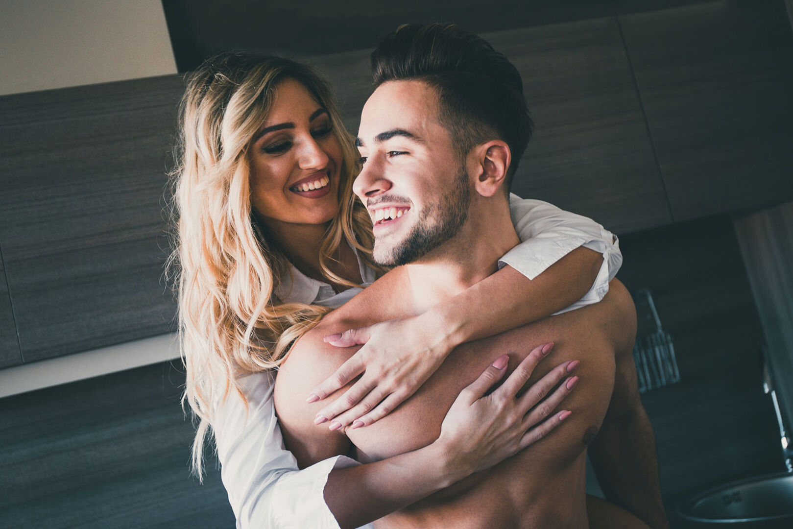 Ein Paar umarmt sich | Credit: iStock.com/FlyMint Agency