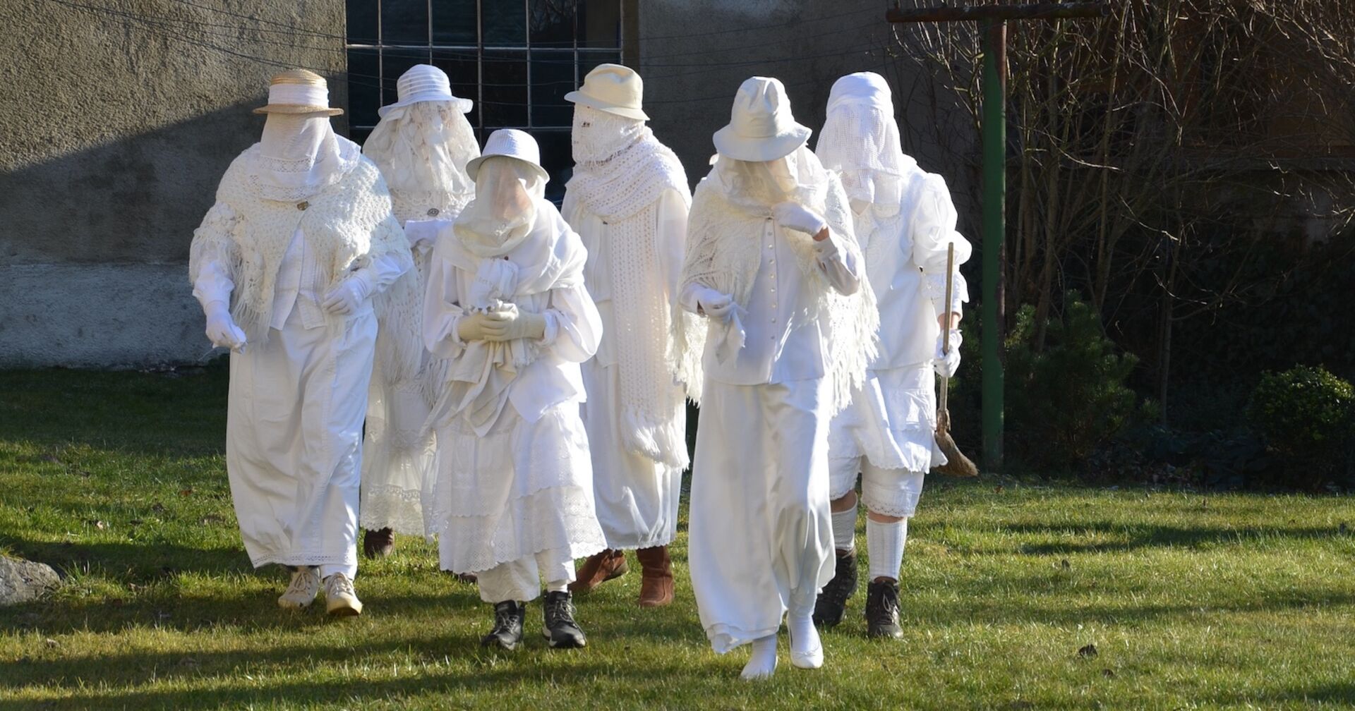 Die Perchteln: Weiß gekleidete Menschen.