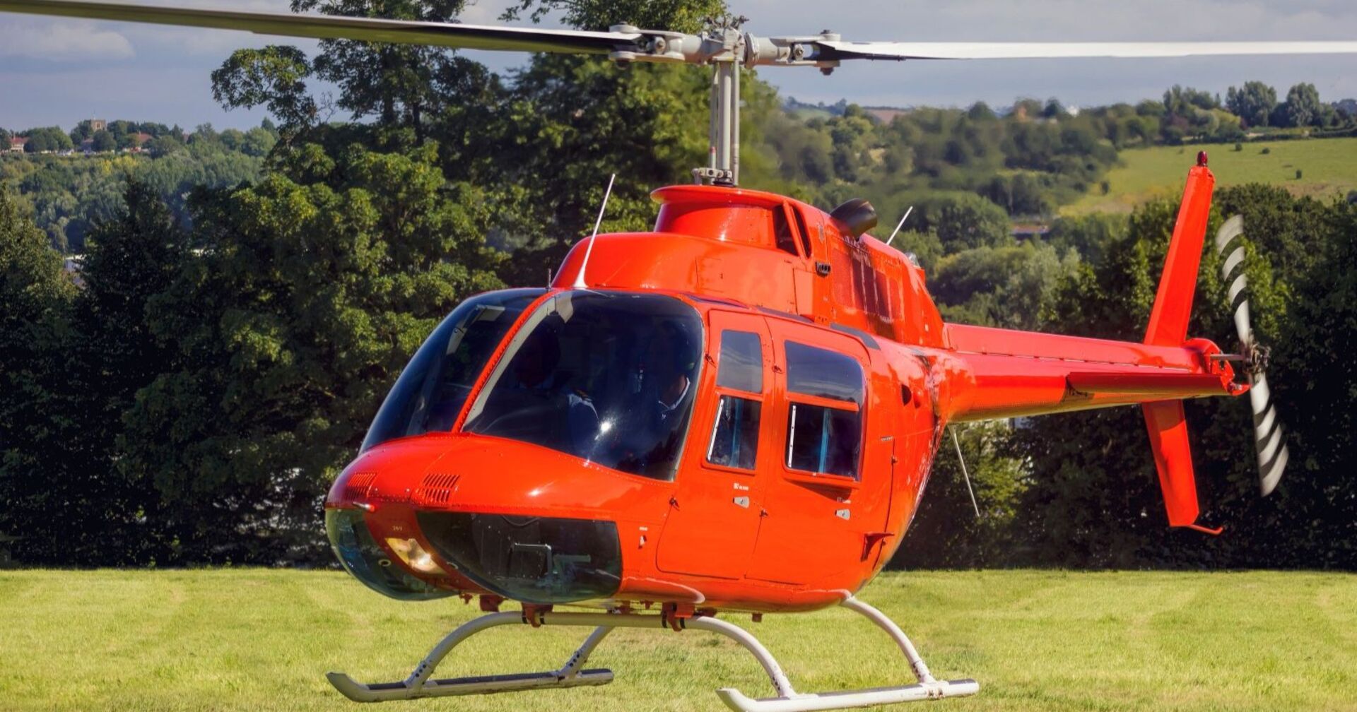 Roter Hubschrauber auf einem Landeplatz