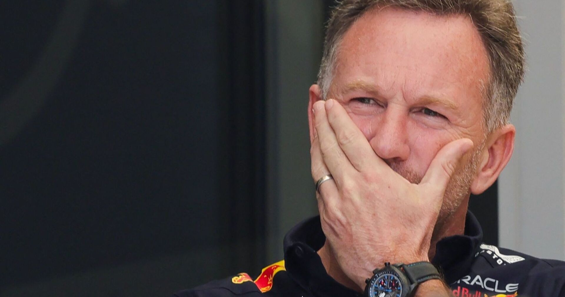 Christian Horner hält sich nachdenklich die Hand vors Gesicht.