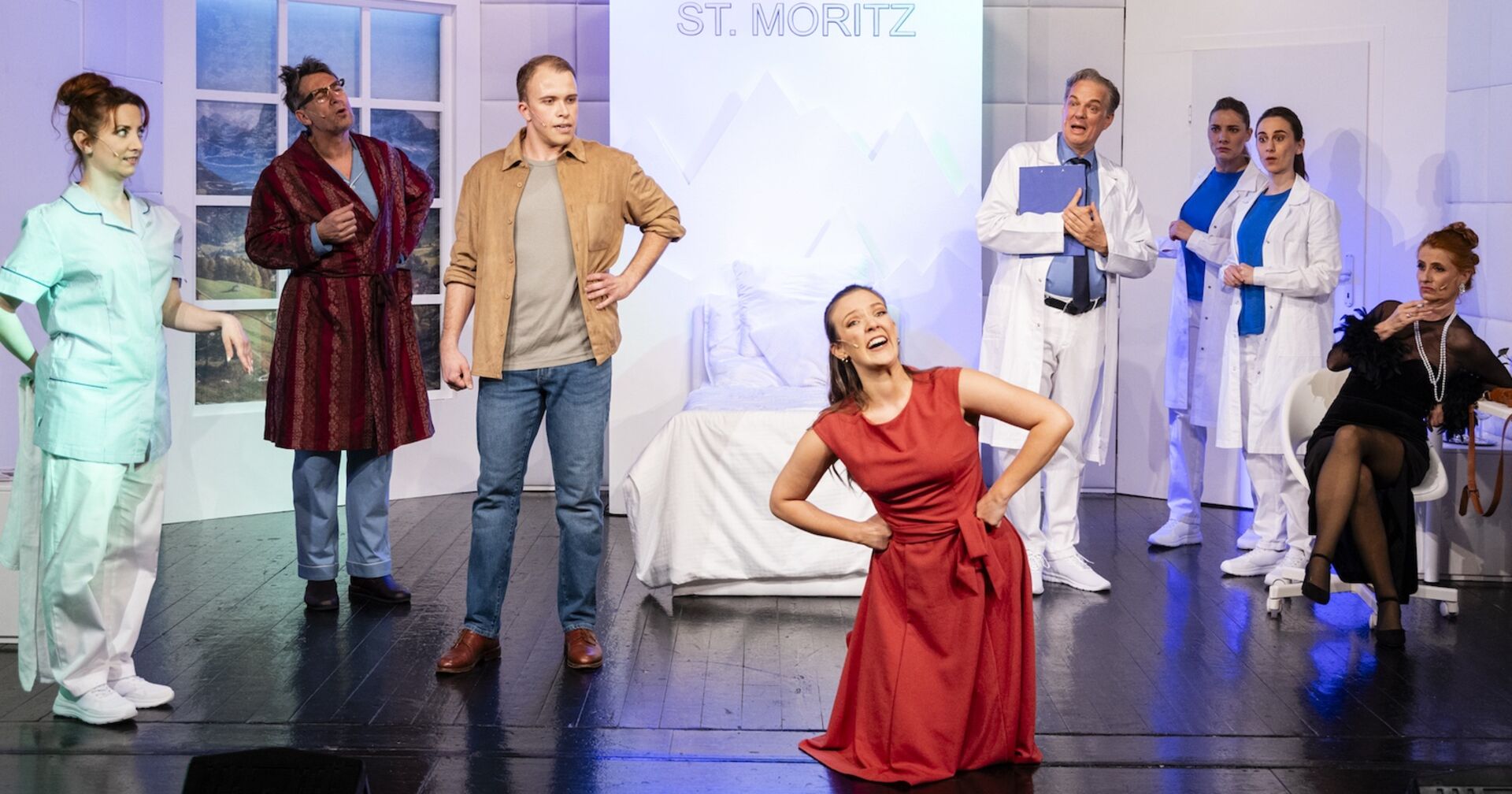 Sieben Schauspieler in der Theater-Kulisse des Kurhotels St. Moritz