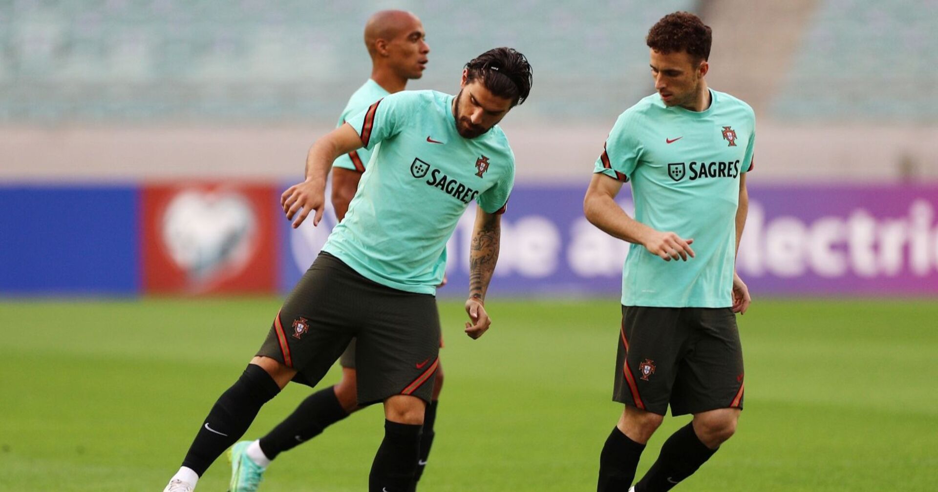 Diogo Jota und Ruben Neves in Kasachstan während eines Trainings