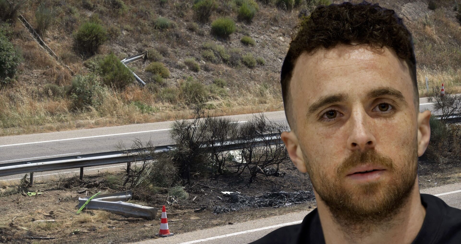 Unfallstelle an der Straße bei Zamora mit verbrannter Böschung und Leitplanke, davor Porträt von Diogo Jota, der beim Unfall ums Leben kam.