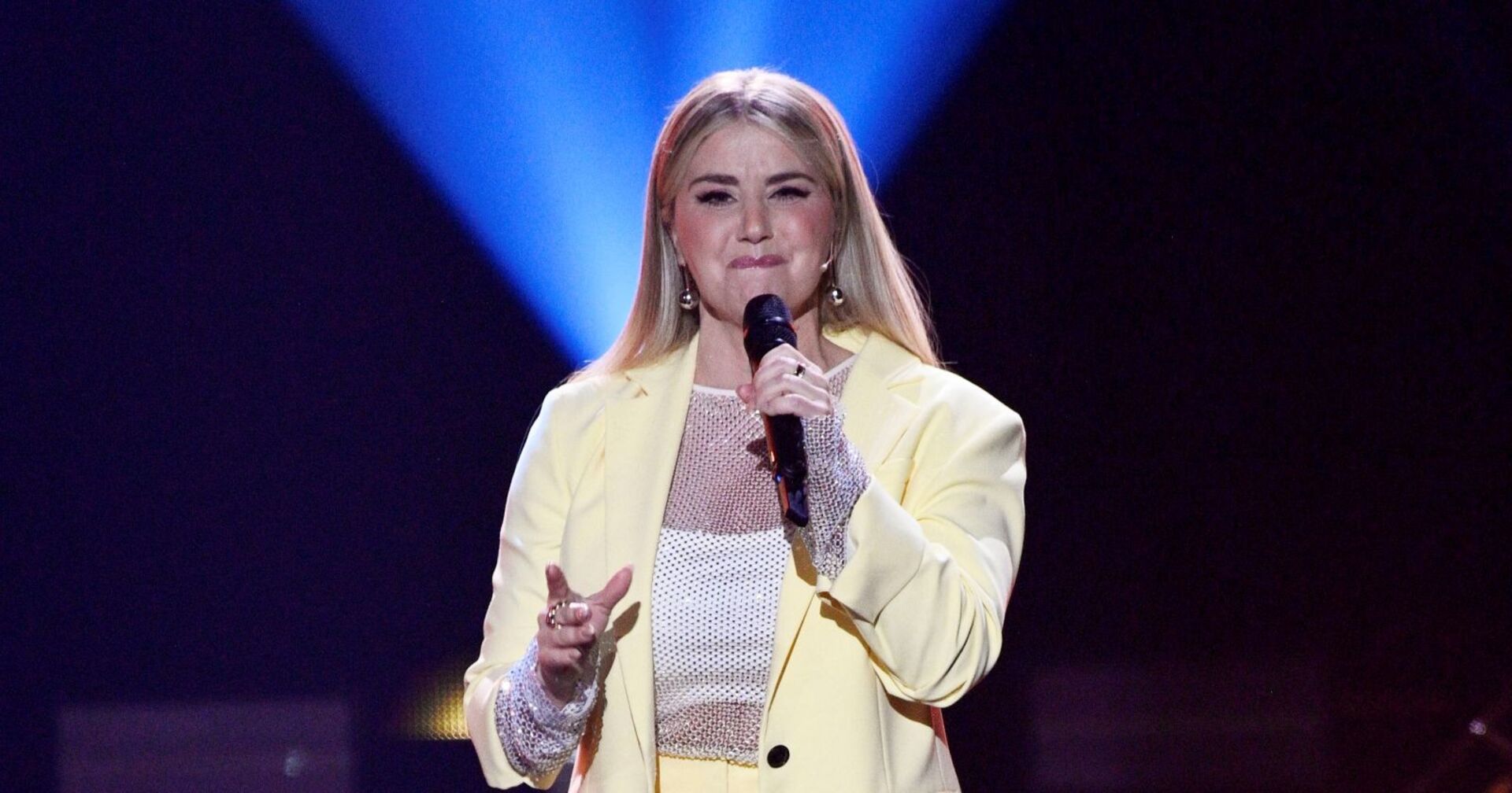 Beatrice Egli im gelben Anzug auf Bühne