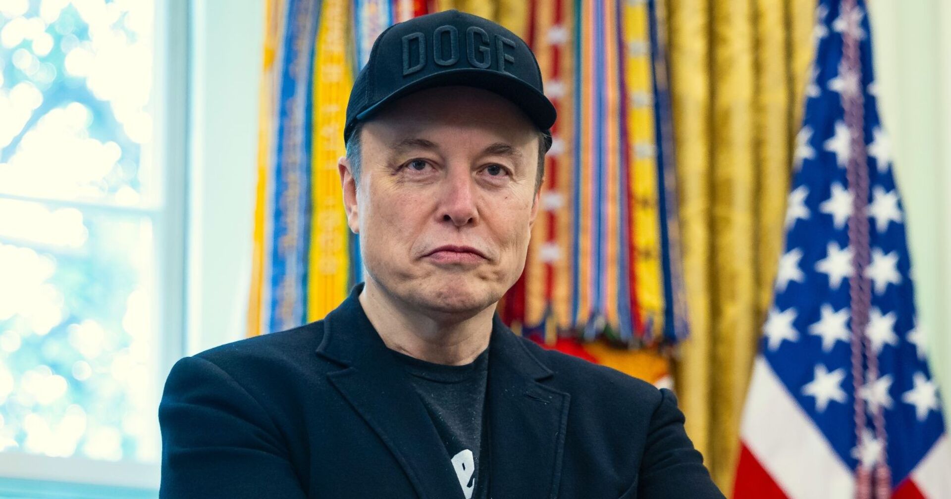 Elon Musk steht im Oval Office des weißen Hauses