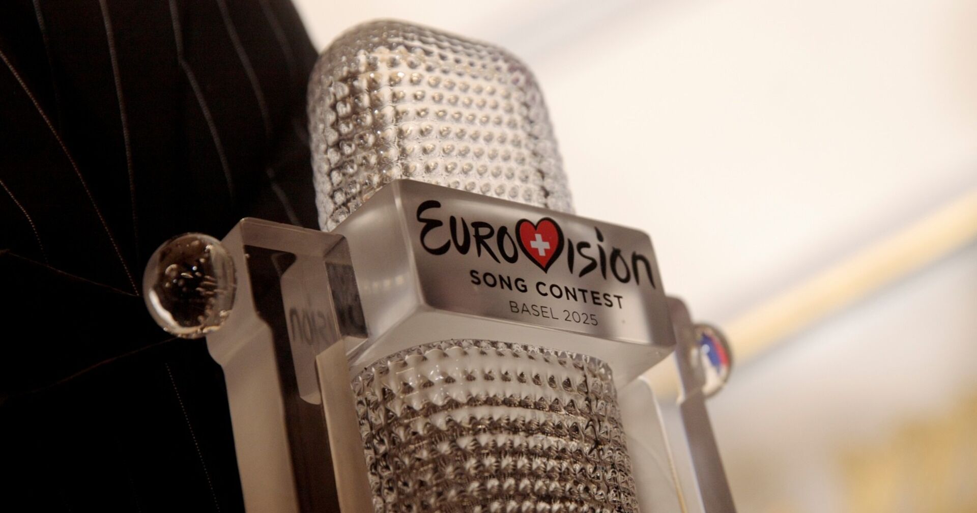 Johannes Pieltsch alias &quot;JJ&quot; mit der Trophäe des Eurovision Song Contest 2025 in der Präsidentschaftskanzlei