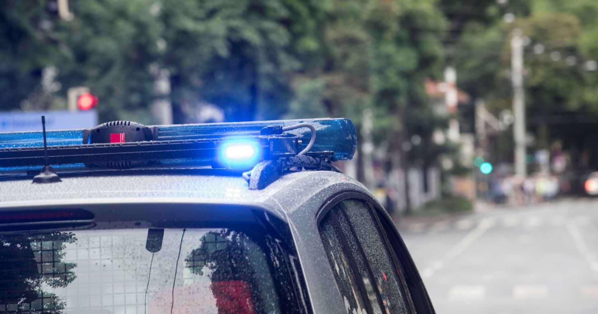 Polizeiwagen mit eingeschalteter Sirene im Regen