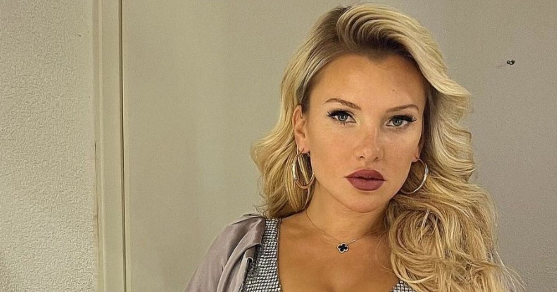 Evelyn Burdecki mit rotem Lippenstift