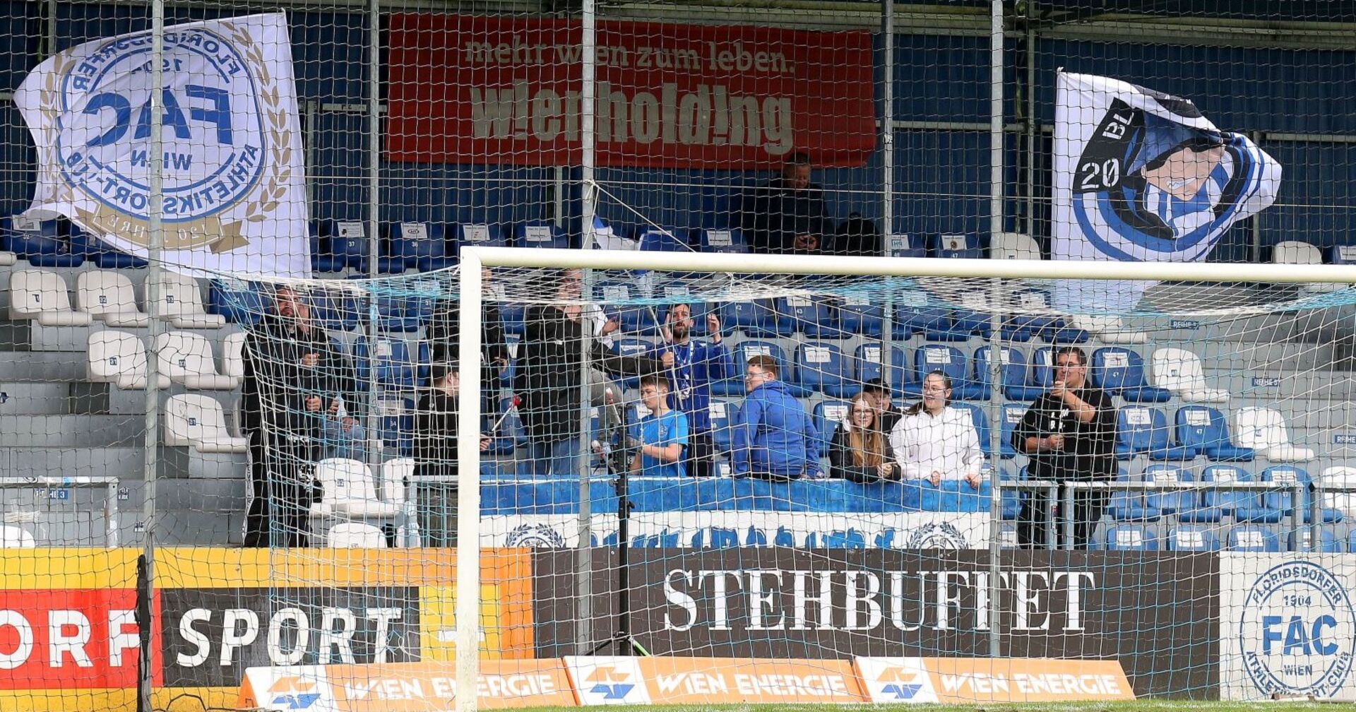 Fans des Floridsdorfer AC (FAC) während eines Ligaspiels.