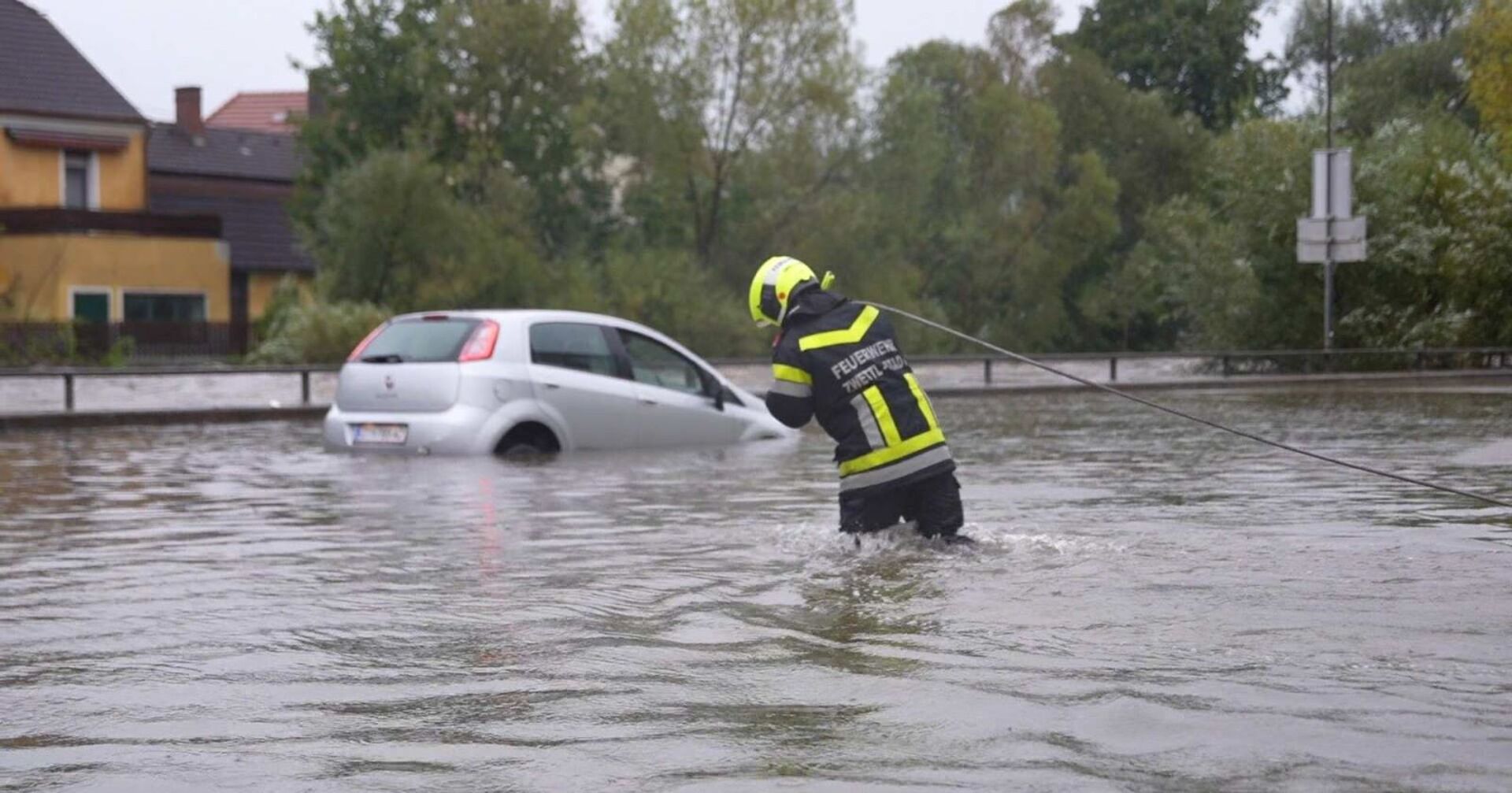 Heftige Unwetter in NÖ: Feuerwehrmann bei Einsatz verletzt.
