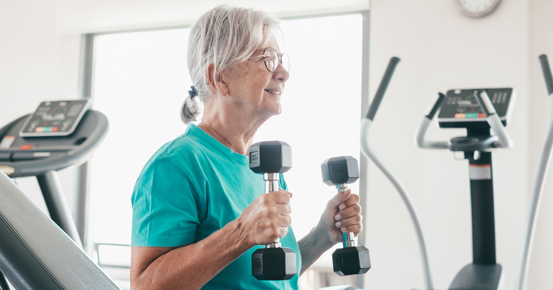 Senioren beim Hanteltraining | Credit: iStock.com/lucigerma