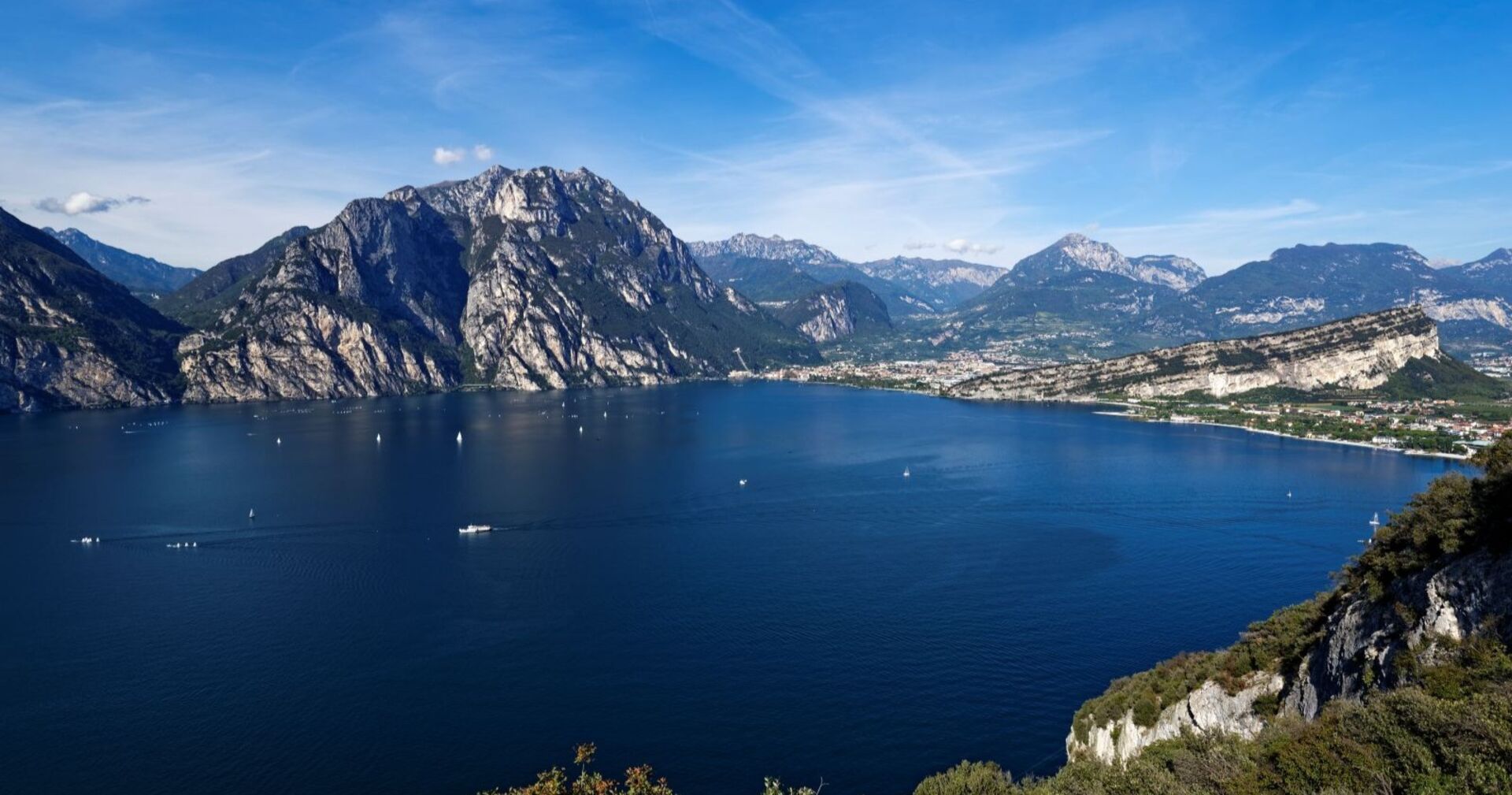 Panorama des oberen Gardasees mit Bergen und Seeufer, typisches Landschaftsbild der Region zwischen Riva del Garda und Limone sul Garda.