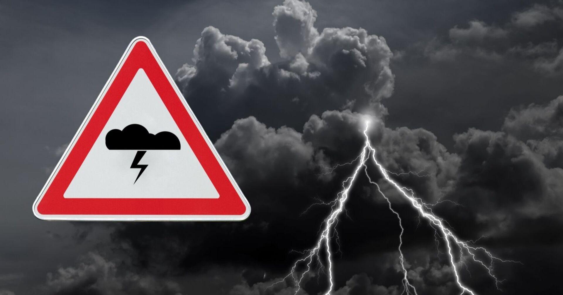 Gweitterwarnschild neben einer Gewitterwolke, welche Blitze abwirft