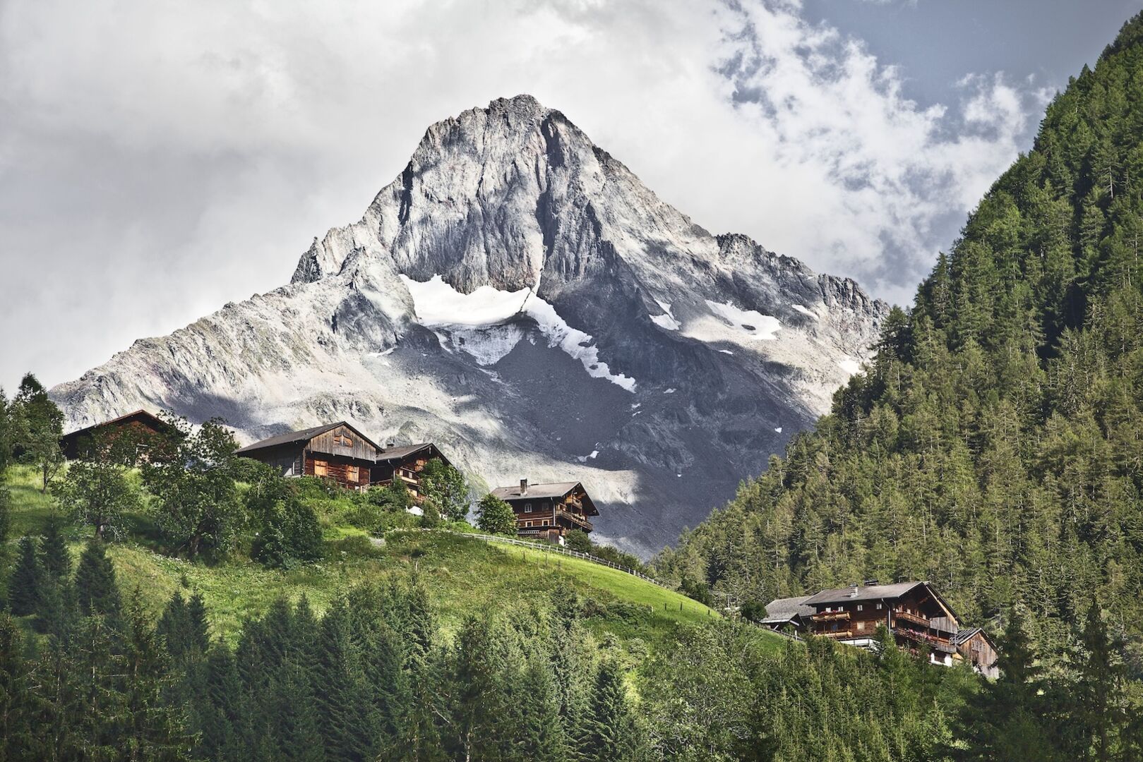 Der Berg Glödis mit Hütten im Vordergrund.