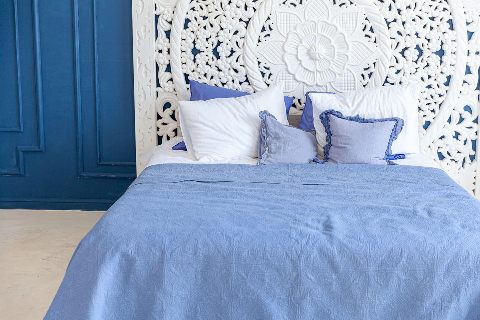 Griechisch eingerichtetes Schlafzimmer | Credit: iStock.com/Iuliia Zavalishina