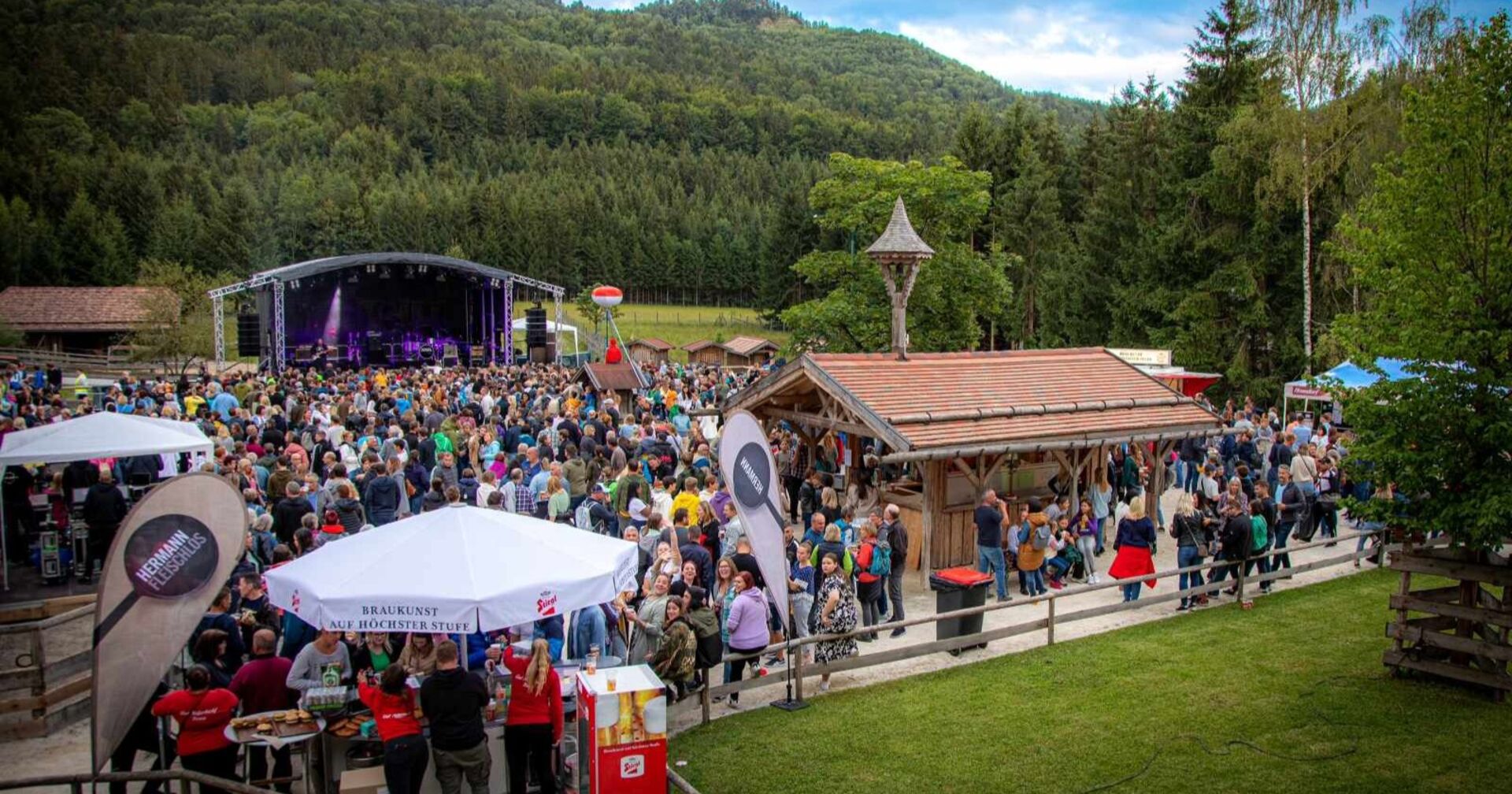 Viele Menschen bei Open-Air-Konzert auf Gut Aiderbichl.