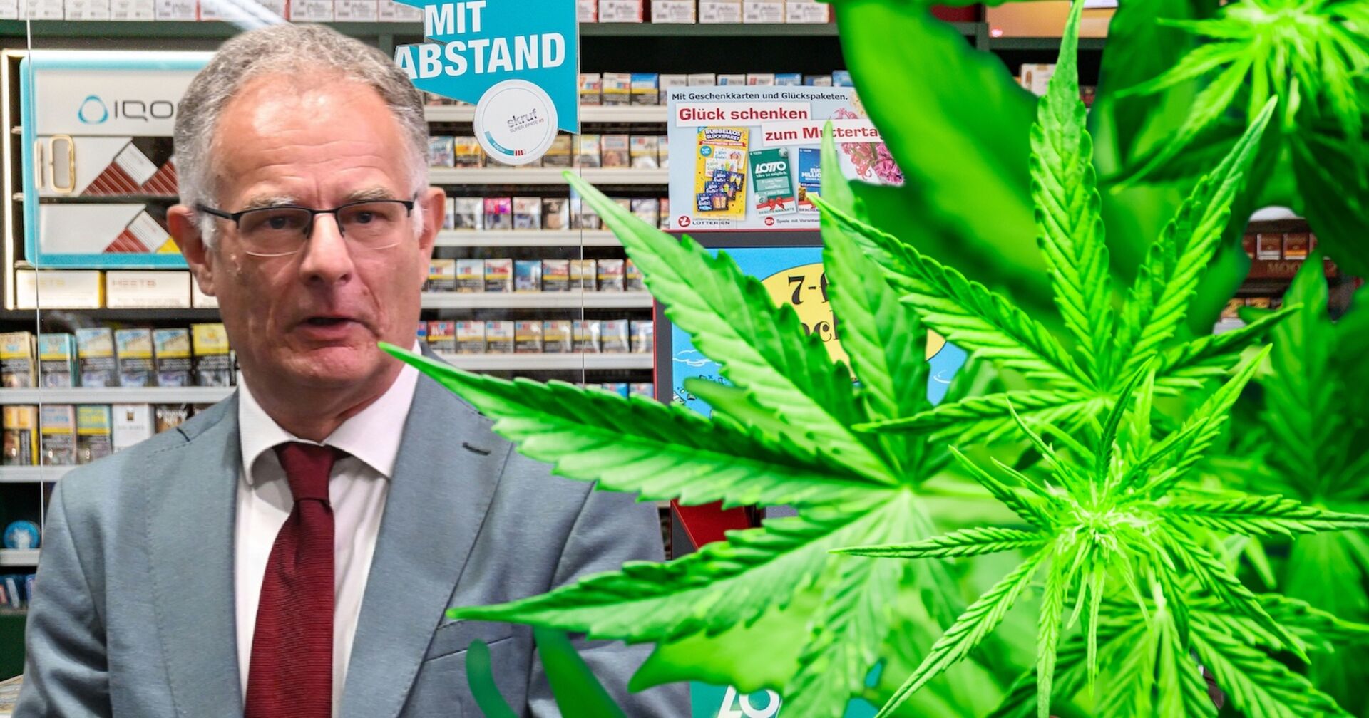 „Ein Mann im Anzug steht in einer Trafik, im Vordergrund große grüne Hanfblätter – Symbol für den bevorstehenden legalen Verkauf von Hanfprodukten in Tabakgeschäften.