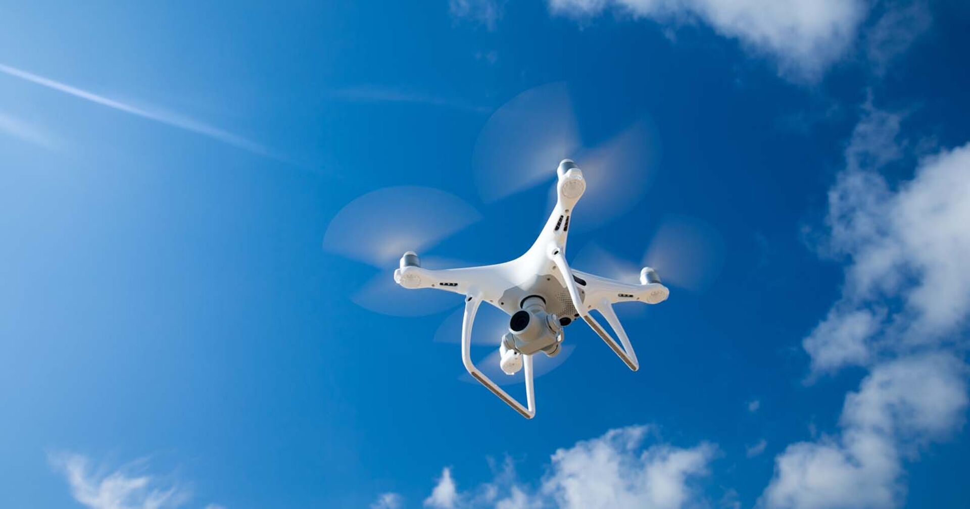 Drohne am Himmel | Credit: iStock.com/Pakhnyushchyy