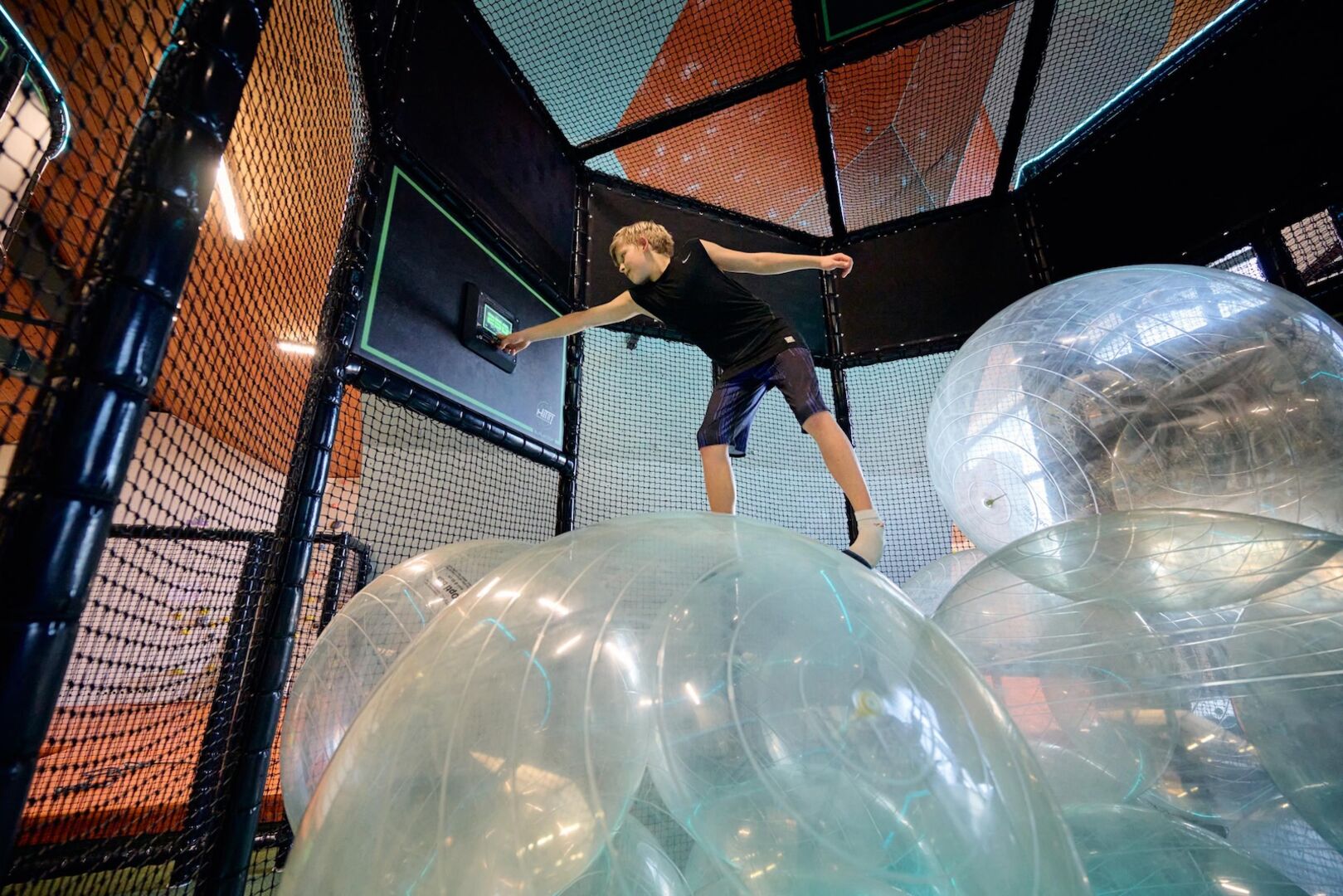 Ein Bub in der „HiT iT!Arena“ .