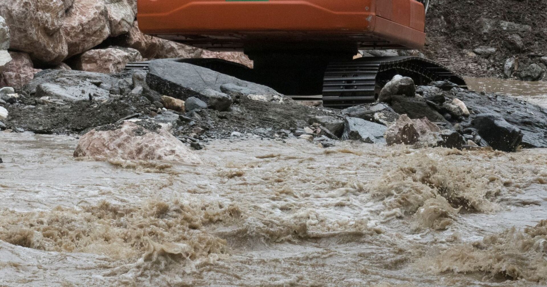 Hochwasser mit Räumfahrzeugen