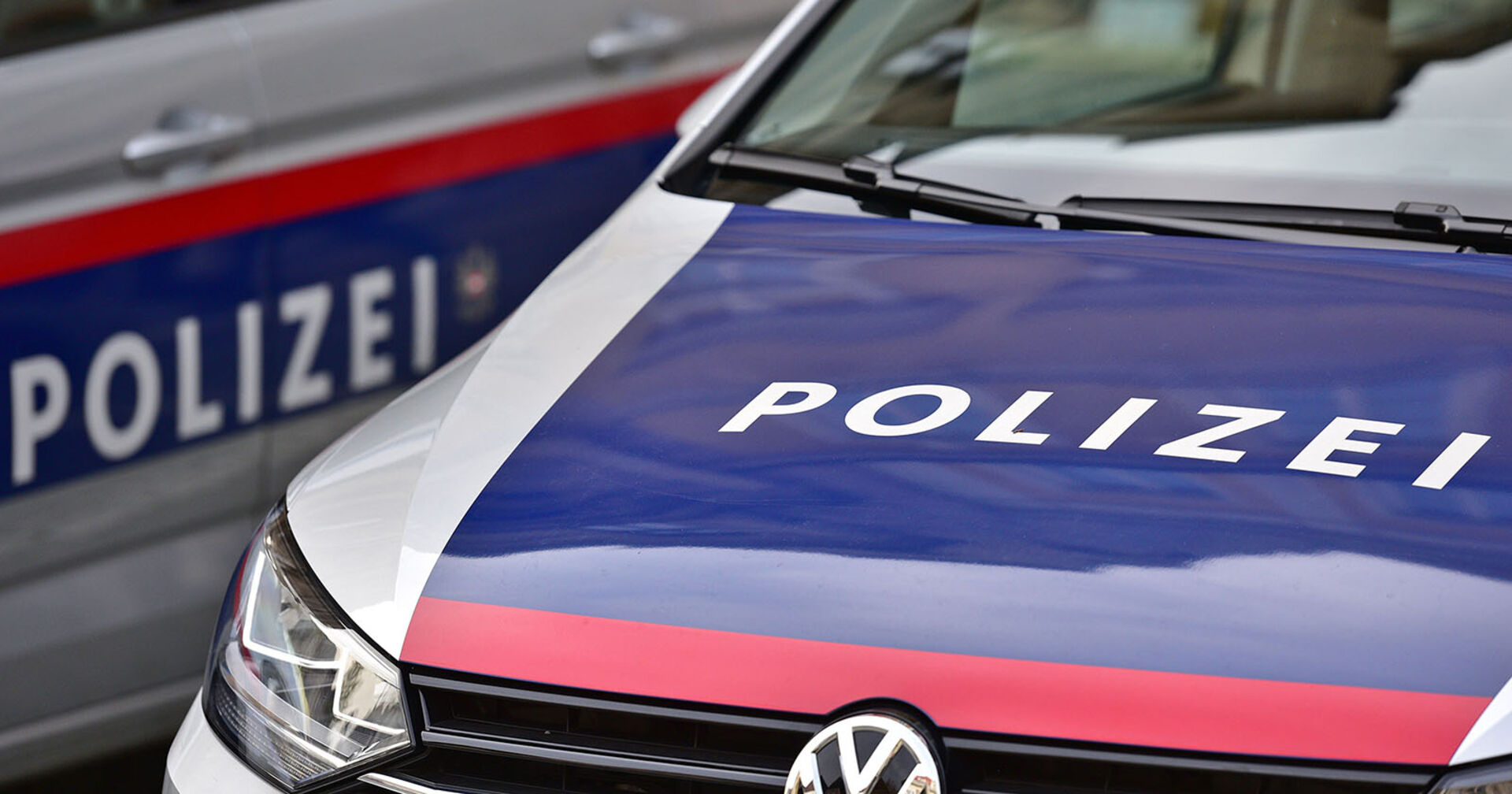 Motorhaube eines Polizeiautos