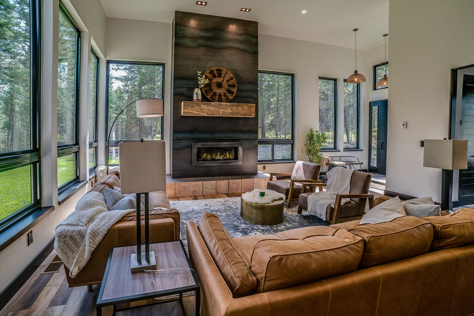 Wohnzimmer mit Holzmöbeln und Ledercouch | Credit: iStock.com/PC Photography