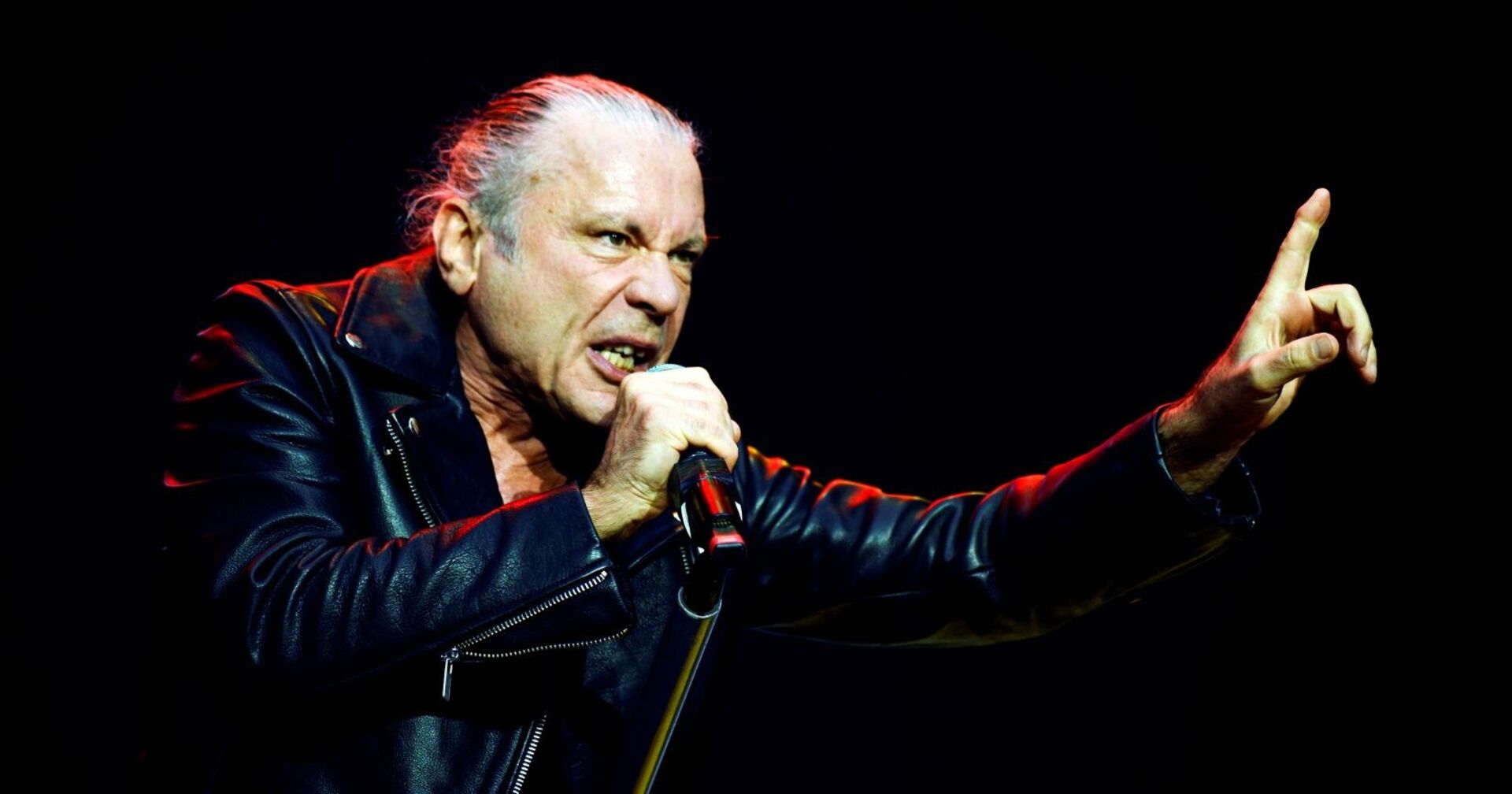 Bruce Dickinson (Iron Maiden) bei einem Konzert in der Veltins Arena in Gelsenkirchen.