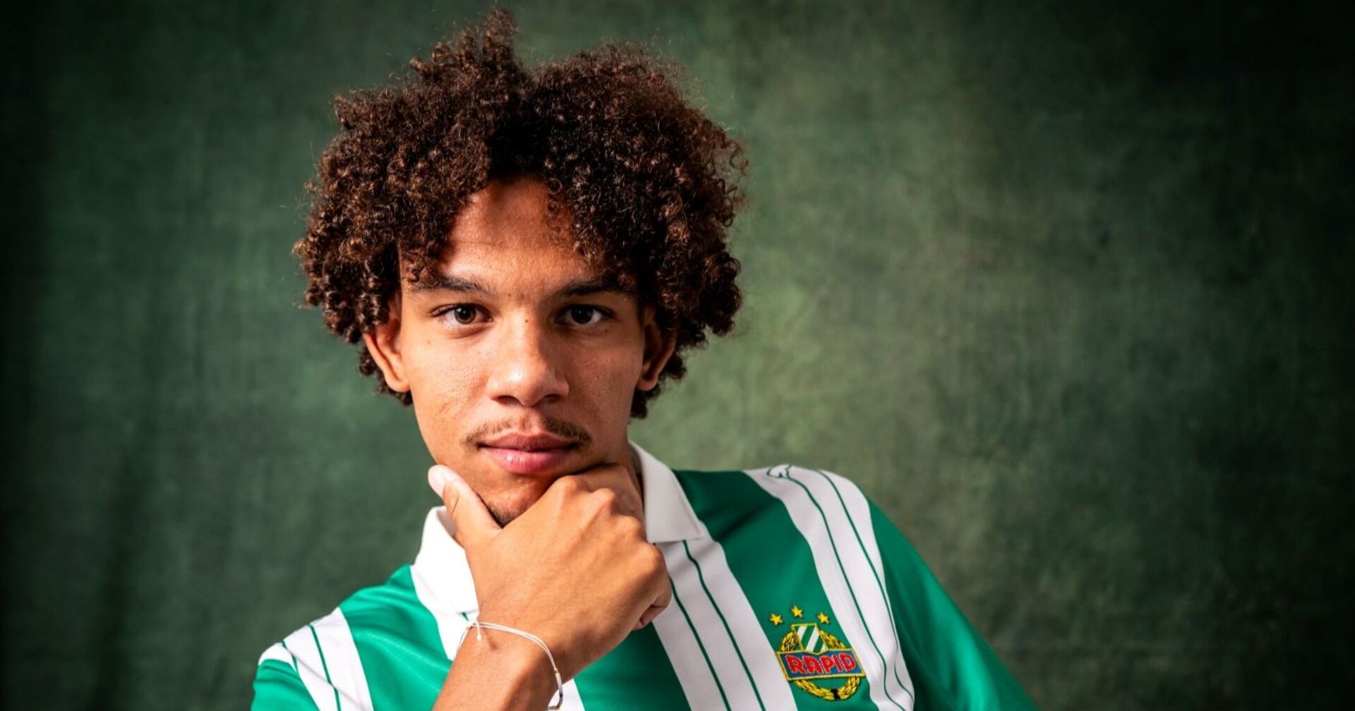 Der französische Leihstürmer Janis Antiste im Rapid-Trikot der Saison 2024/25