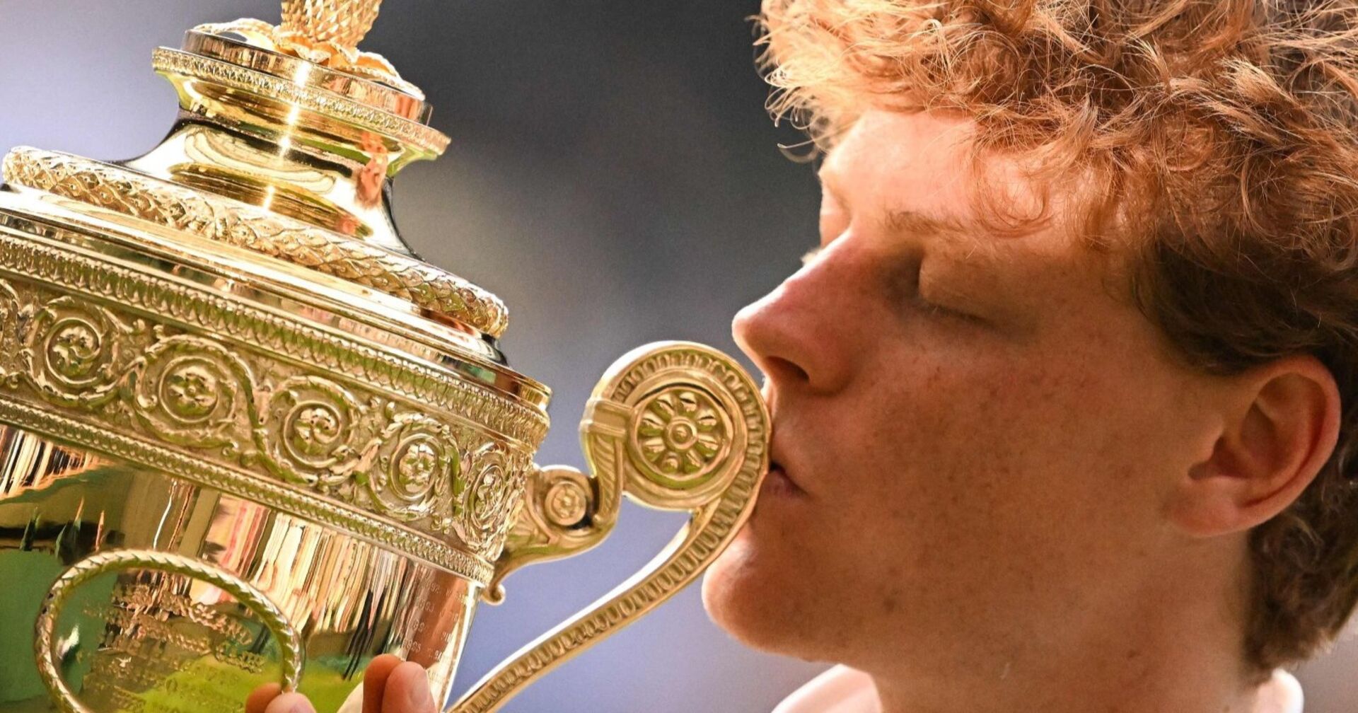 Jannik Sinner mit der Trophäe von Wimbledon am 13.07.2025
