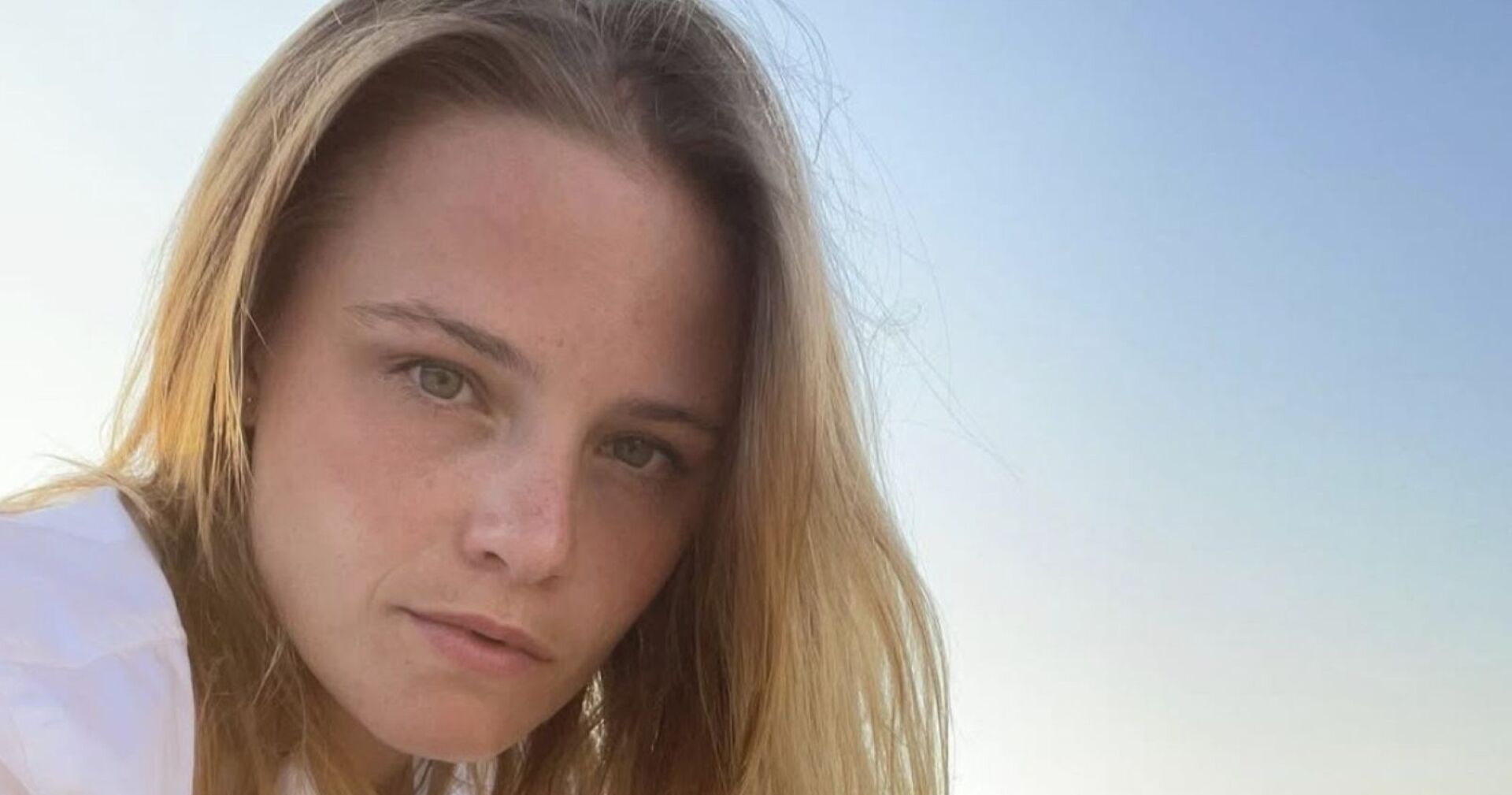 Jasna Fritzi Bauer blickt ernst in die Kamera