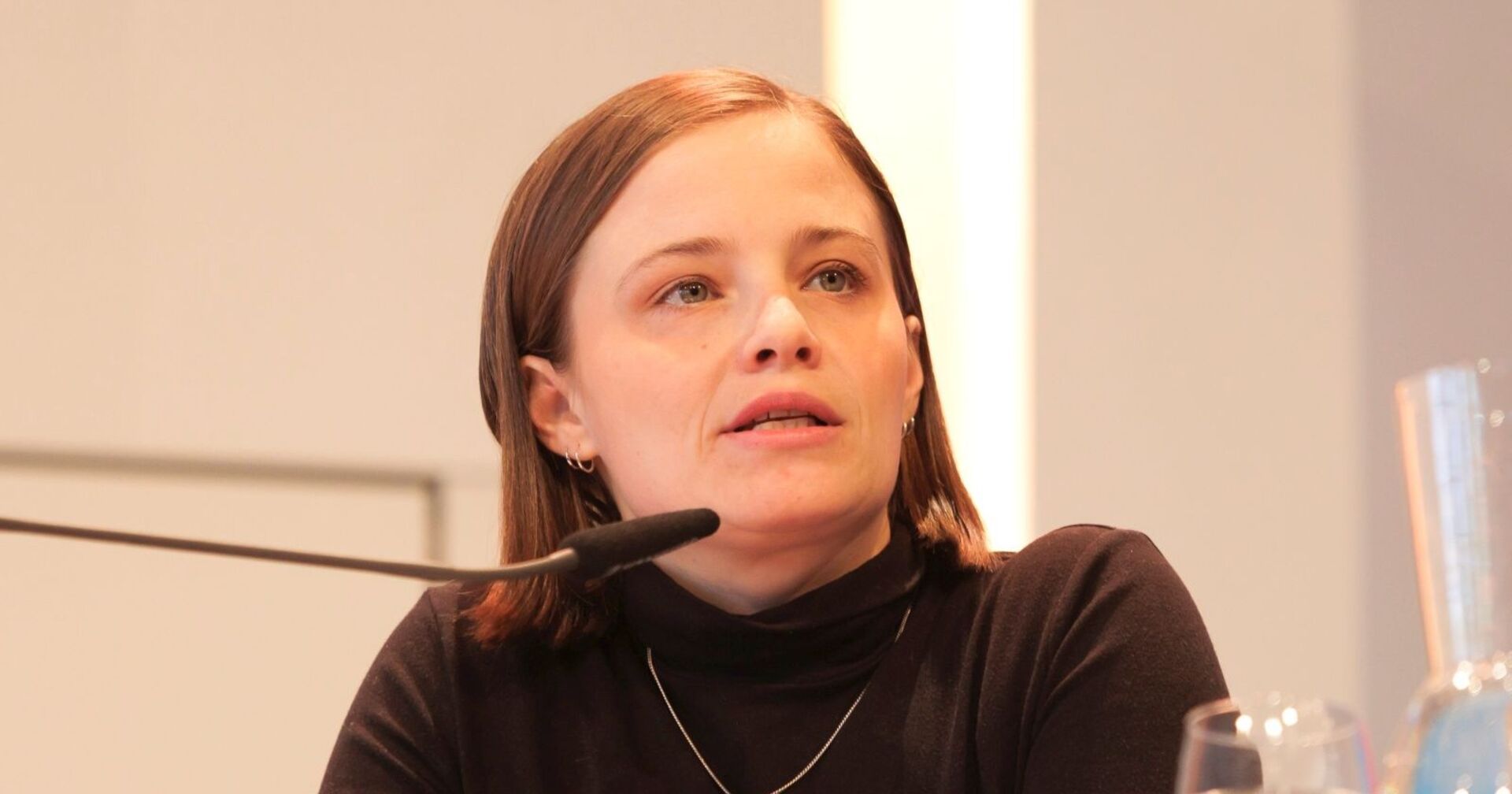 Schauspielerin Jasna Fritzi Bauer spricht in ein Mikrophon