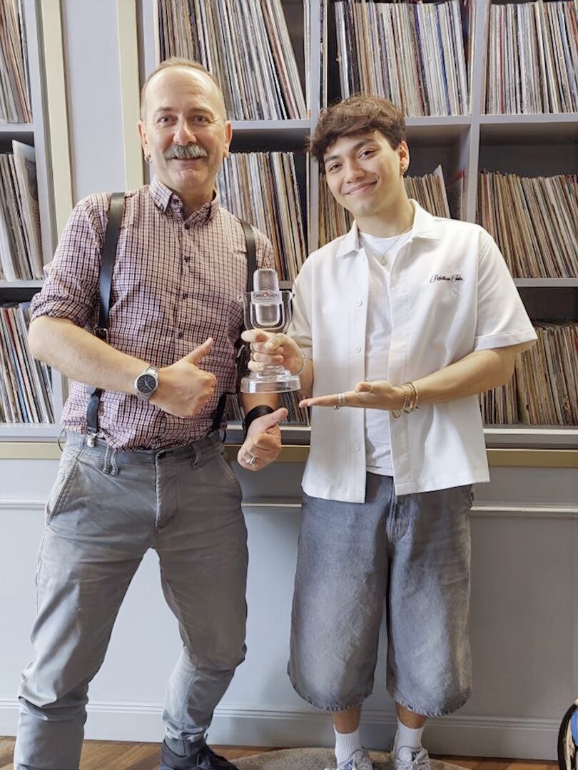 Redakteur Rudolf Grüner mit JJ und seiner Sieger-Trophäe