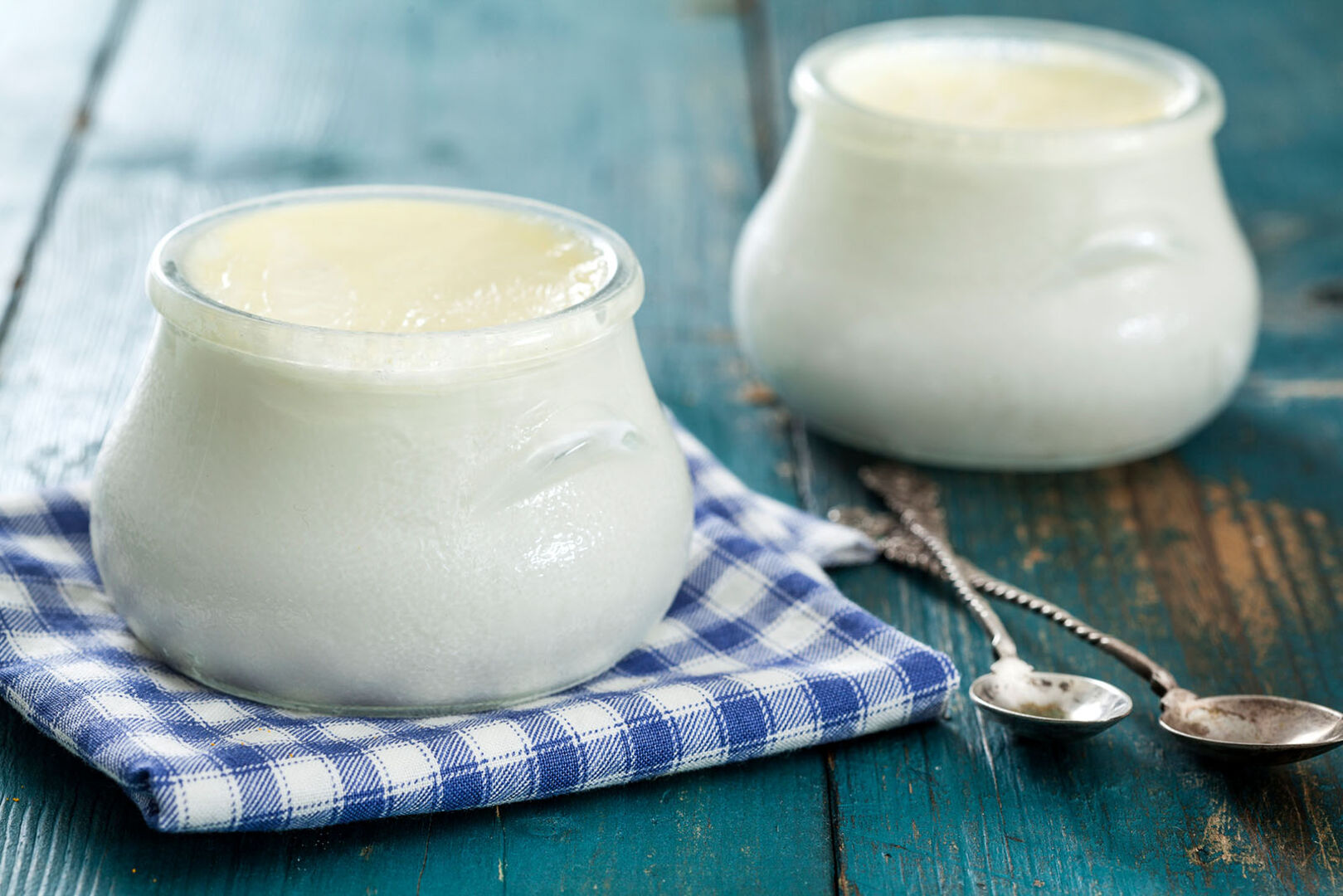 Joghurt auf einem Tisch | Credit: iStock.com/seb_ra