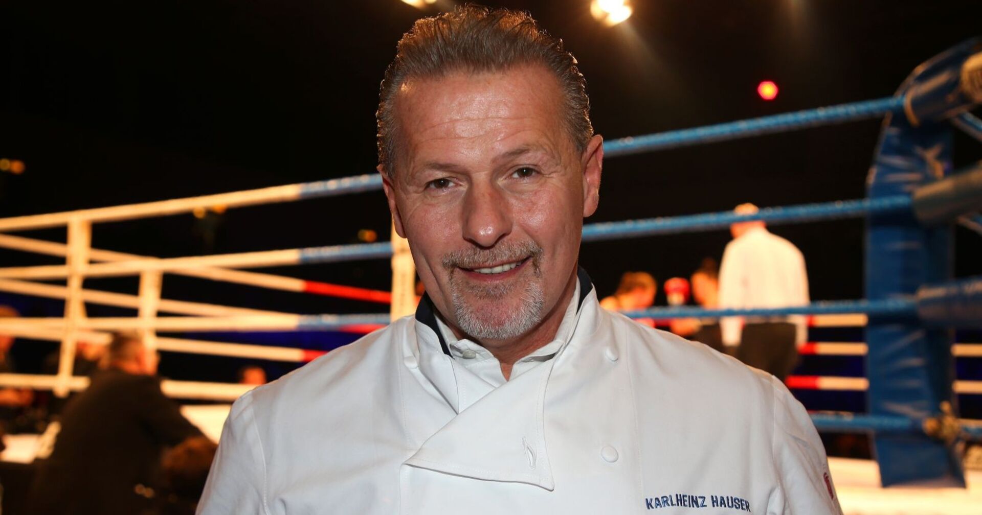 Sternekoch Karlheinz Hauser vor einem Boxring