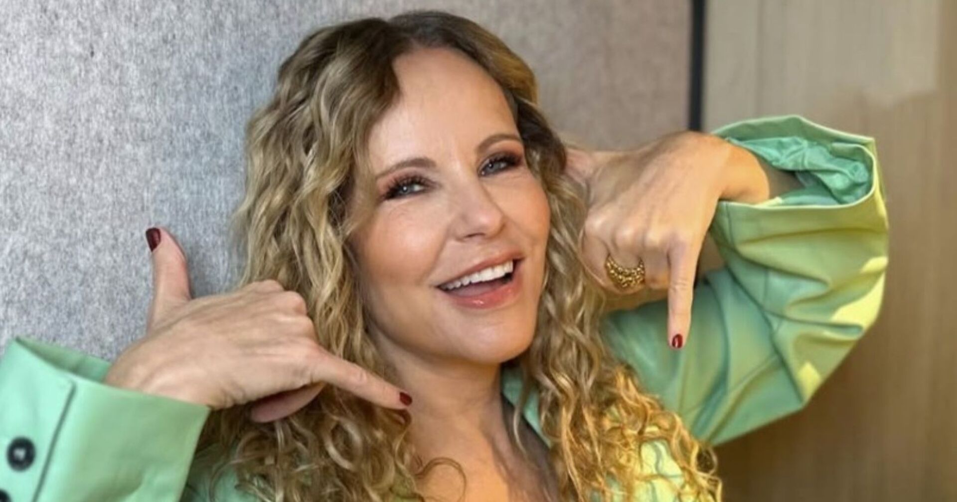 Katja Burkhard lacht in einem grünen Blazer