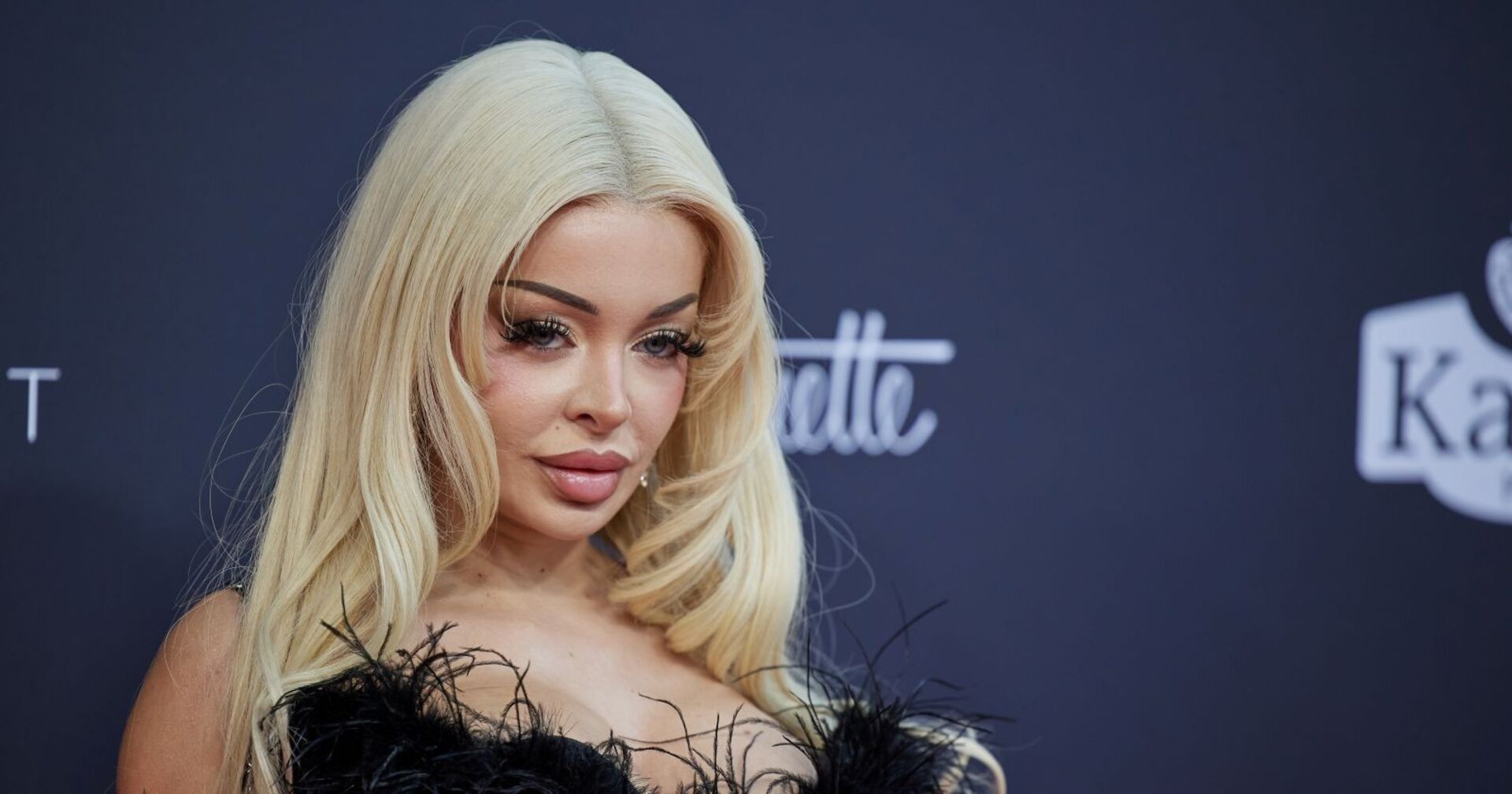 Katja Krasavice mit schwarzem Kleid