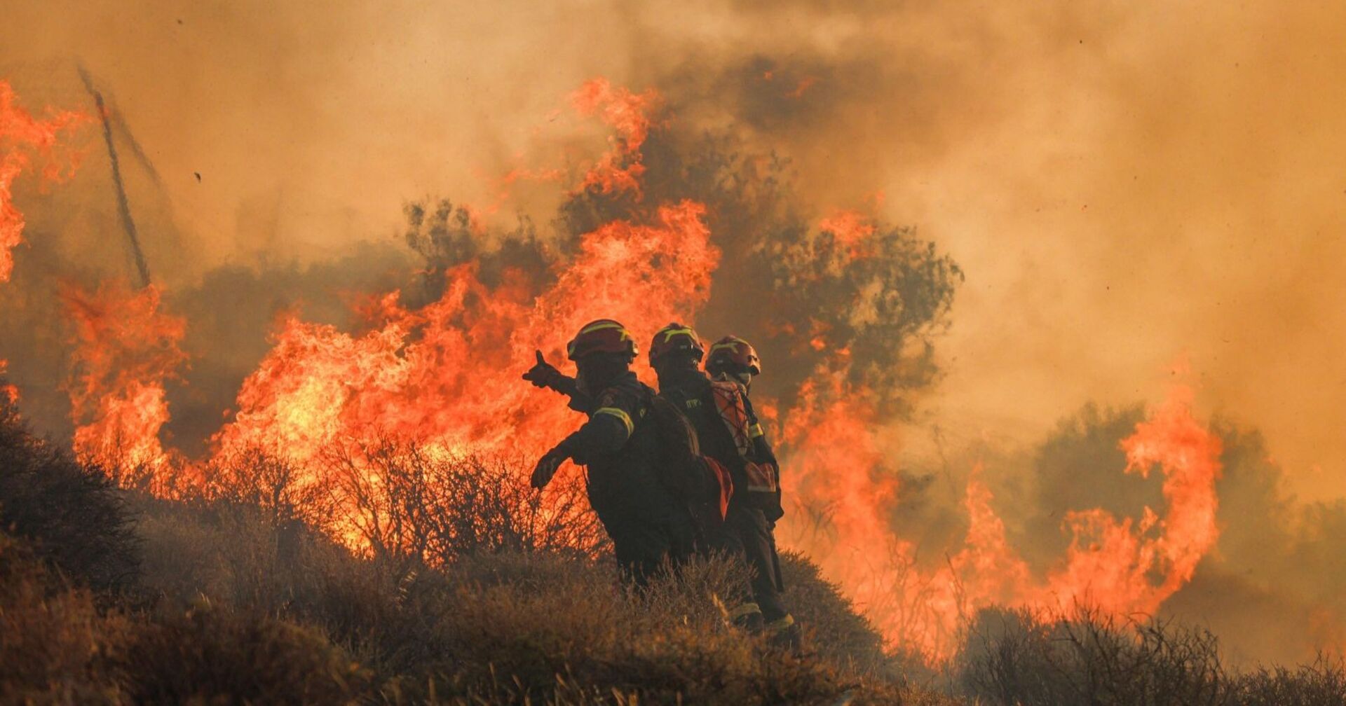 Feuerwehrleute auf der griechischen Insel Kreta beim löschen von Bränden im Wald