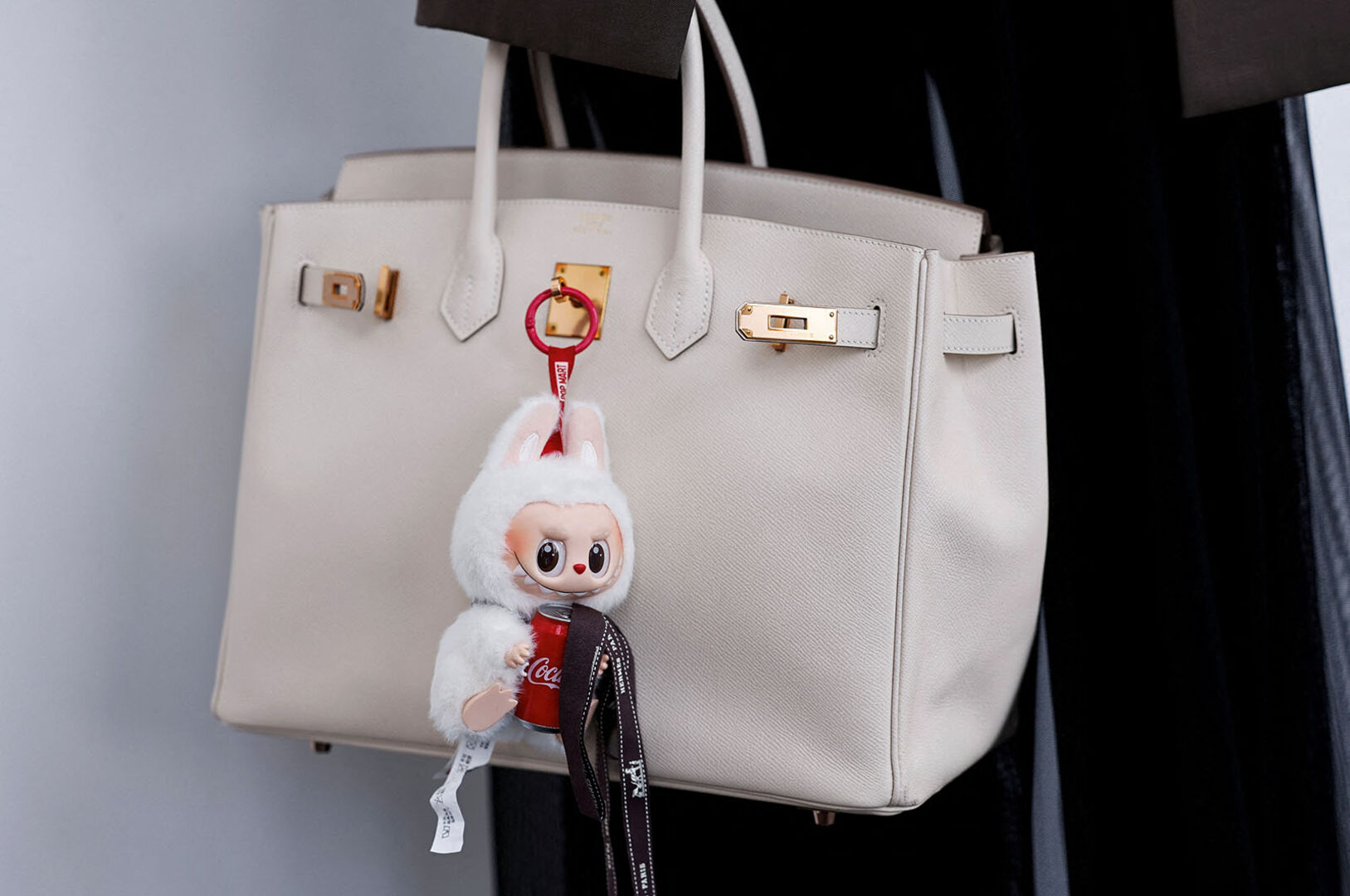 Labubu an einer Tasche | Credit: Tingshu Wang / REUTERS / picturedesk.com