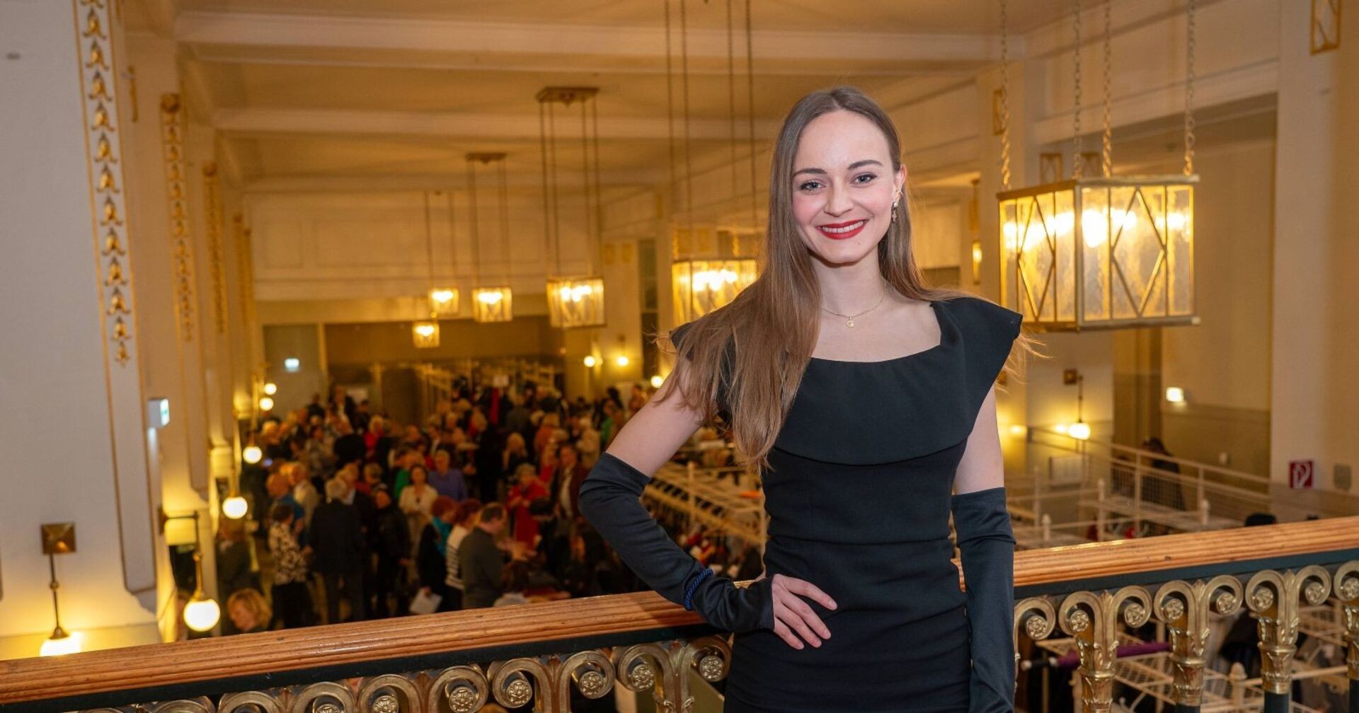 Laura Bilgeri posiert in schwarzem Kleid