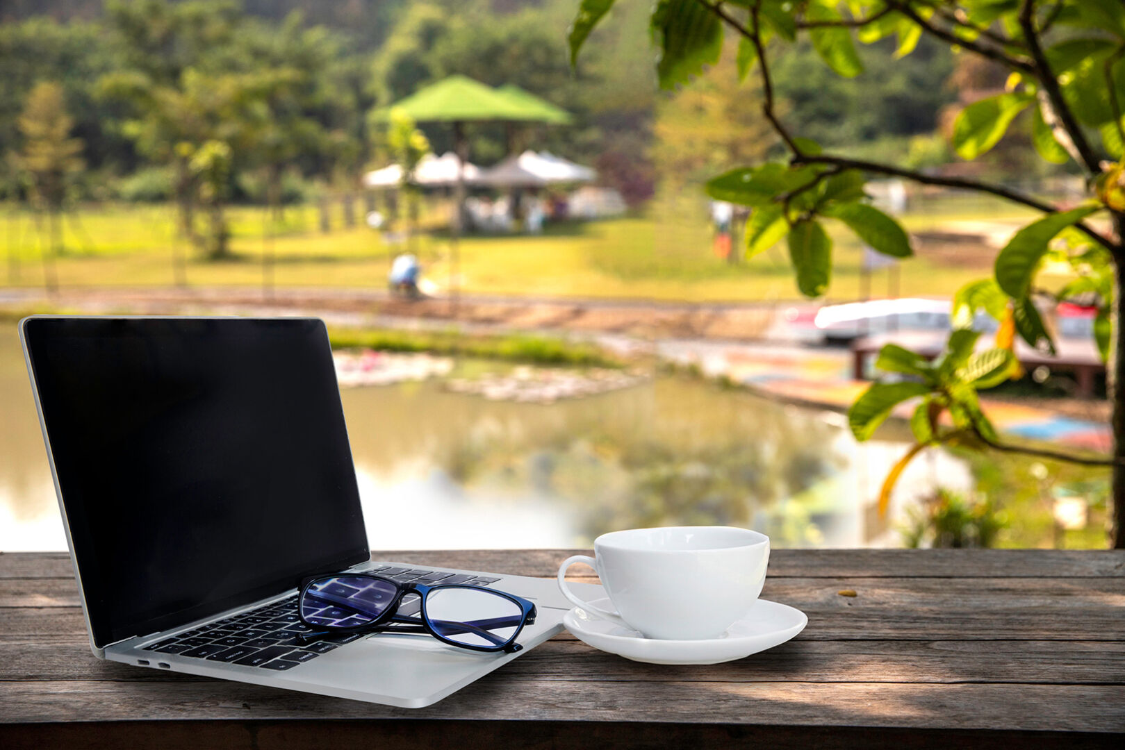 Laptop mit Kaffeetasse | Credit: Trainingday